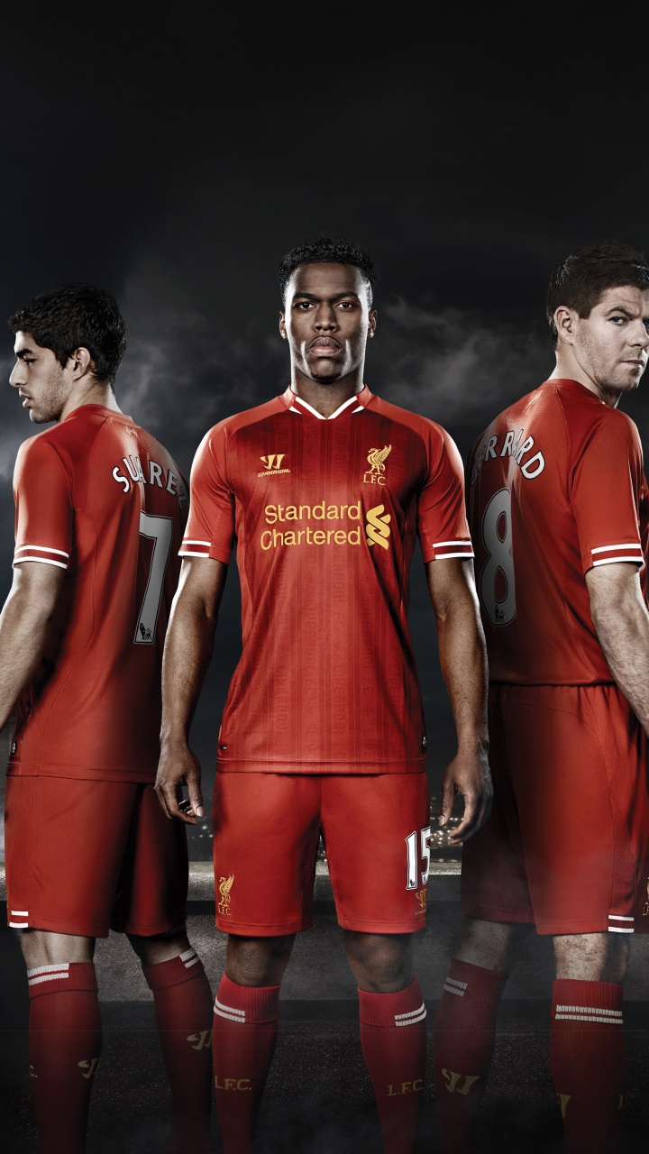 2 Hombres Con Camisas Rojas de Pie Sobre el Puente de Hormigón Gris Durante la Noche. Wallpaper in 720x1280 Resolution