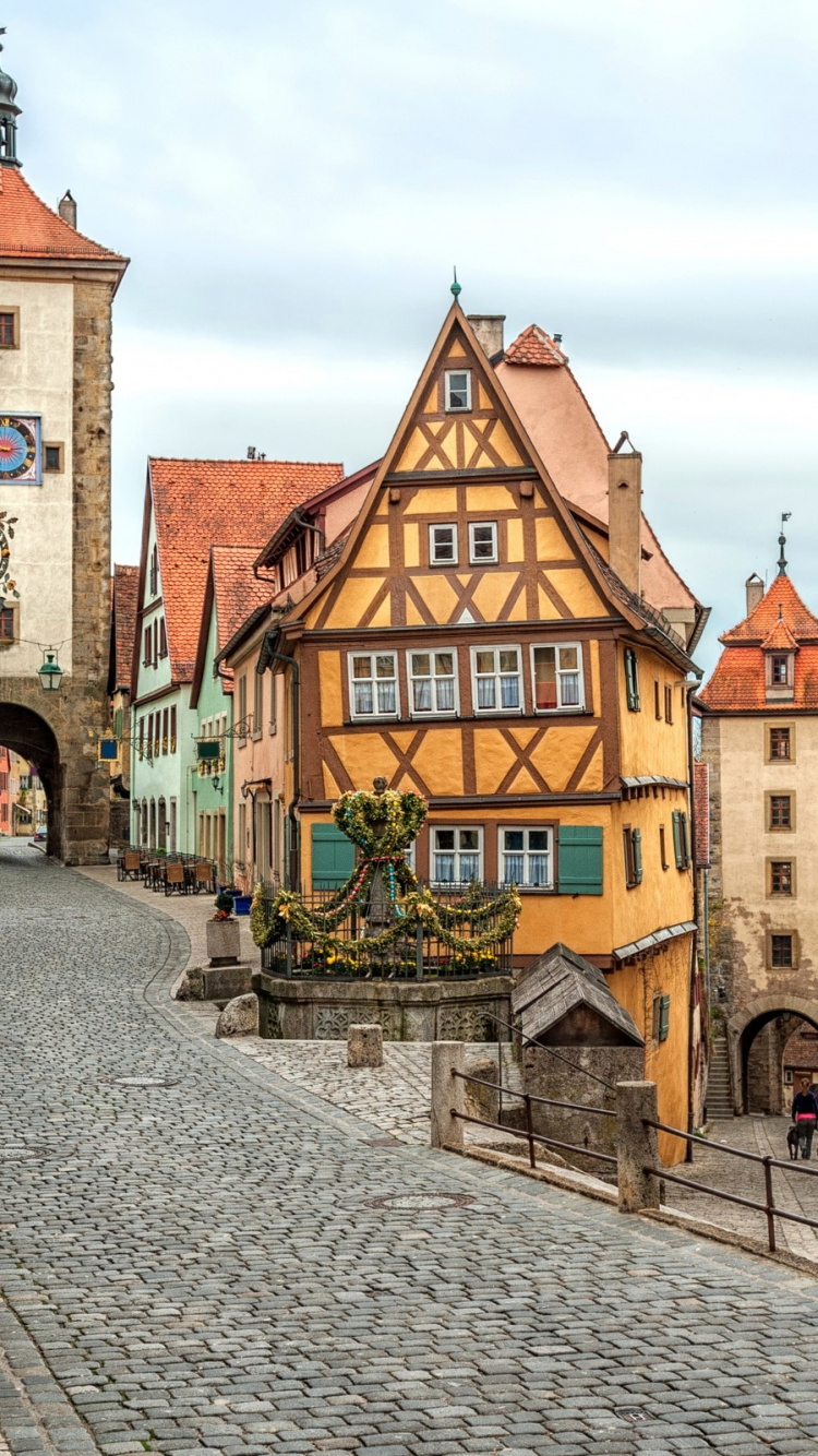 Edificio de Hormigón Marrón y Beige Bajo Nubes Blancas Durante el Día. Wallpaper in 750x1334 Resolution