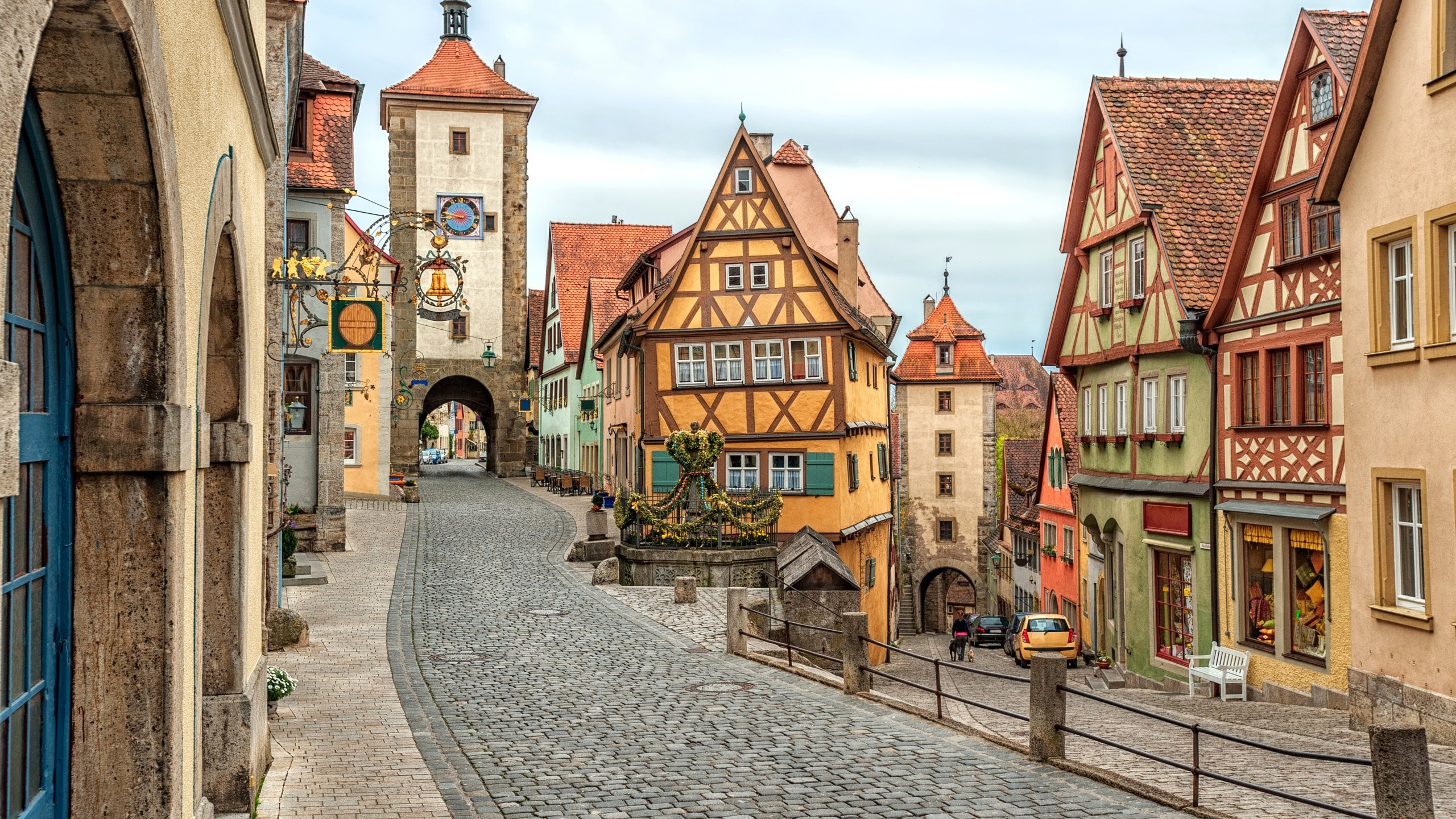 Braunes Und Beiges Betongebäude Unter Weißen Wolken Tagsüber Clouds. Wallpaper in 2560x1440 Resolution