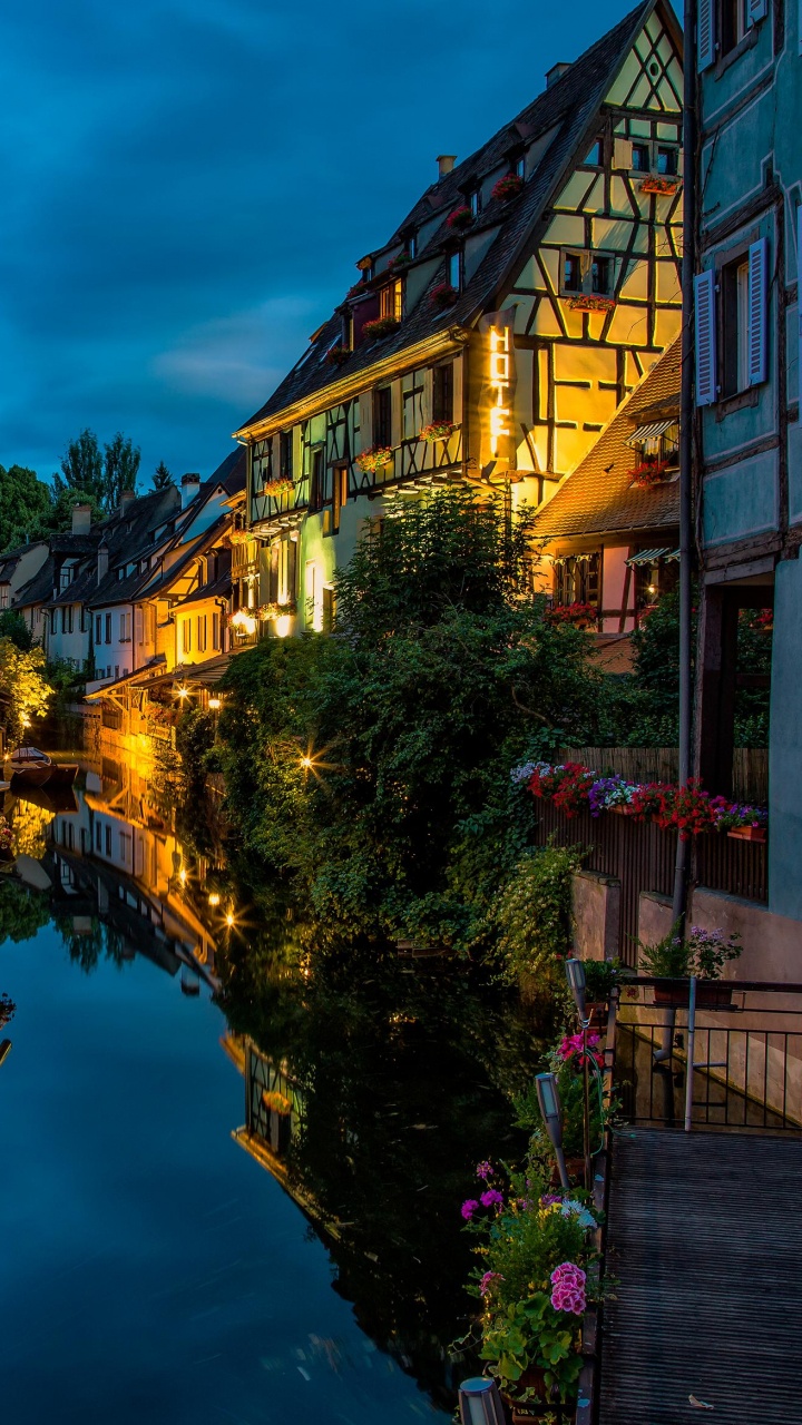 Brown and White Concrete Building Near Body of Water During Daytime. Wallpaper in 720x1280 Resolution