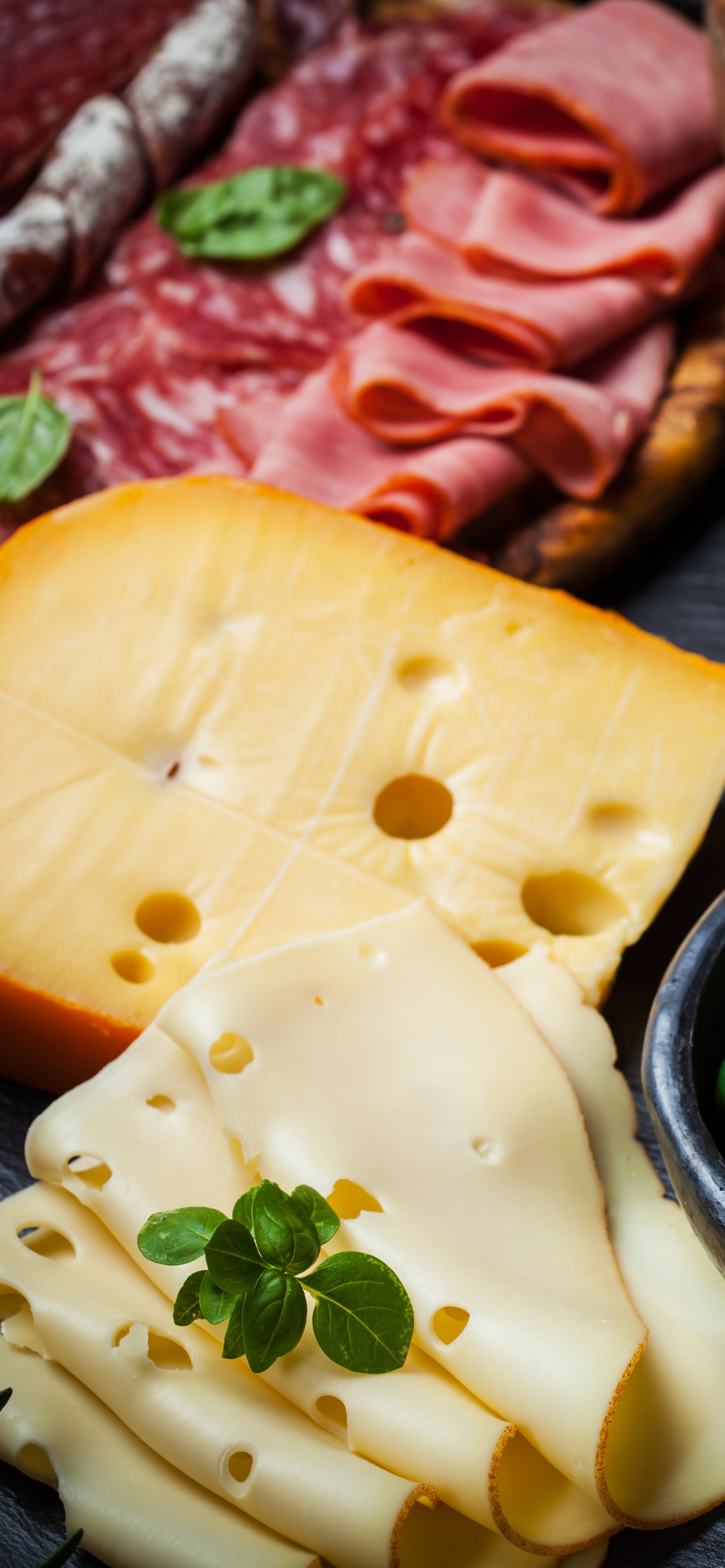 Haricots Verts Sur Bol en Céramique Noire. Wallpaper in 1242x2688 Resolution