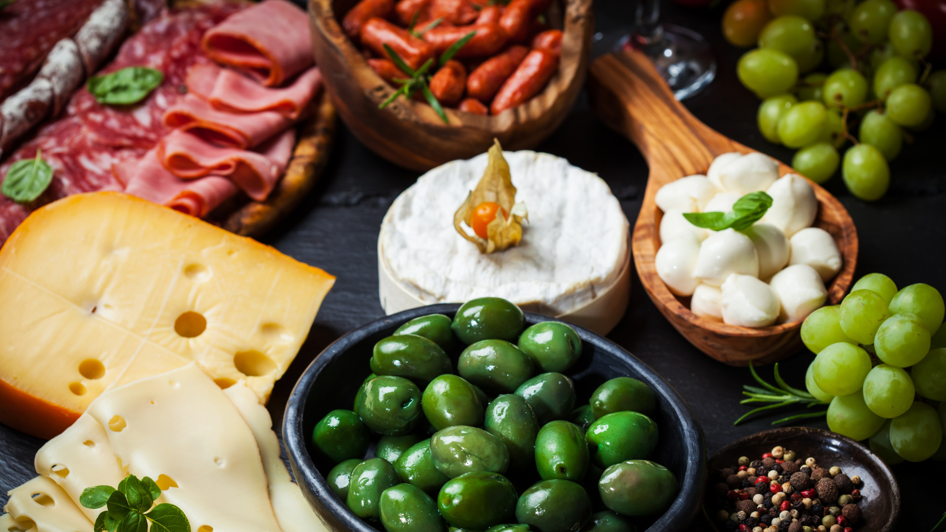 Haricots Verts Sur Bol en Céramique Noire. Wallpaper in 1920x1080 Resolution