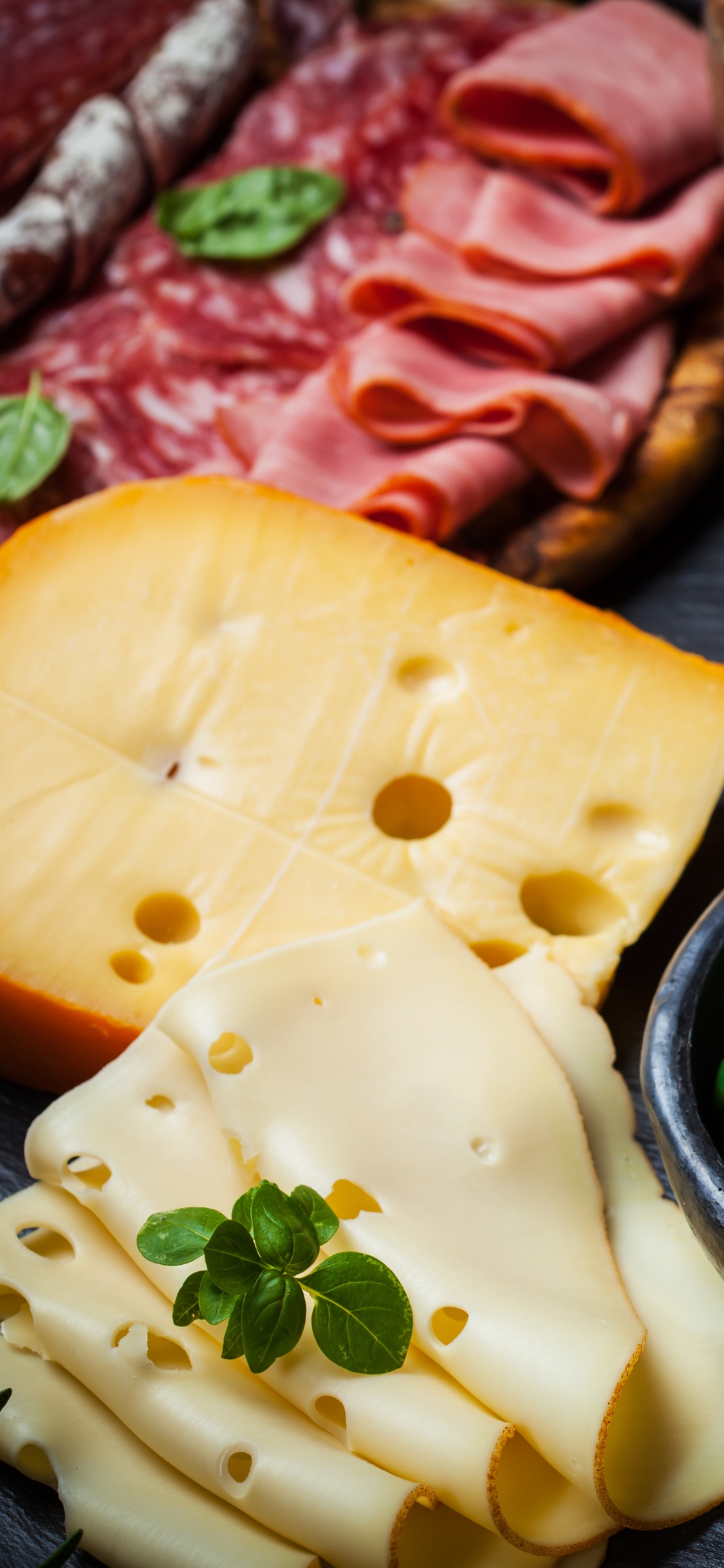 Judías Verdes en Cuenco de Cerámica Negra. Wallpaper in 1125x2436 Resolution