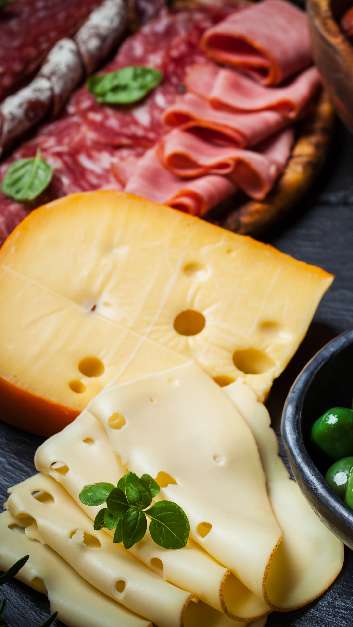 Judías Verdes en Cuenco de Cerámica Negra. Wallpaper in 1440x2560 Resolution