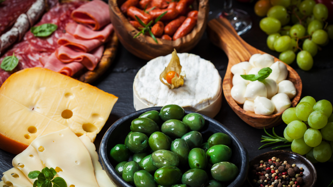 Green Beans on Black Ceramic Bowl. Wallpaper in 1280x720 Resolution