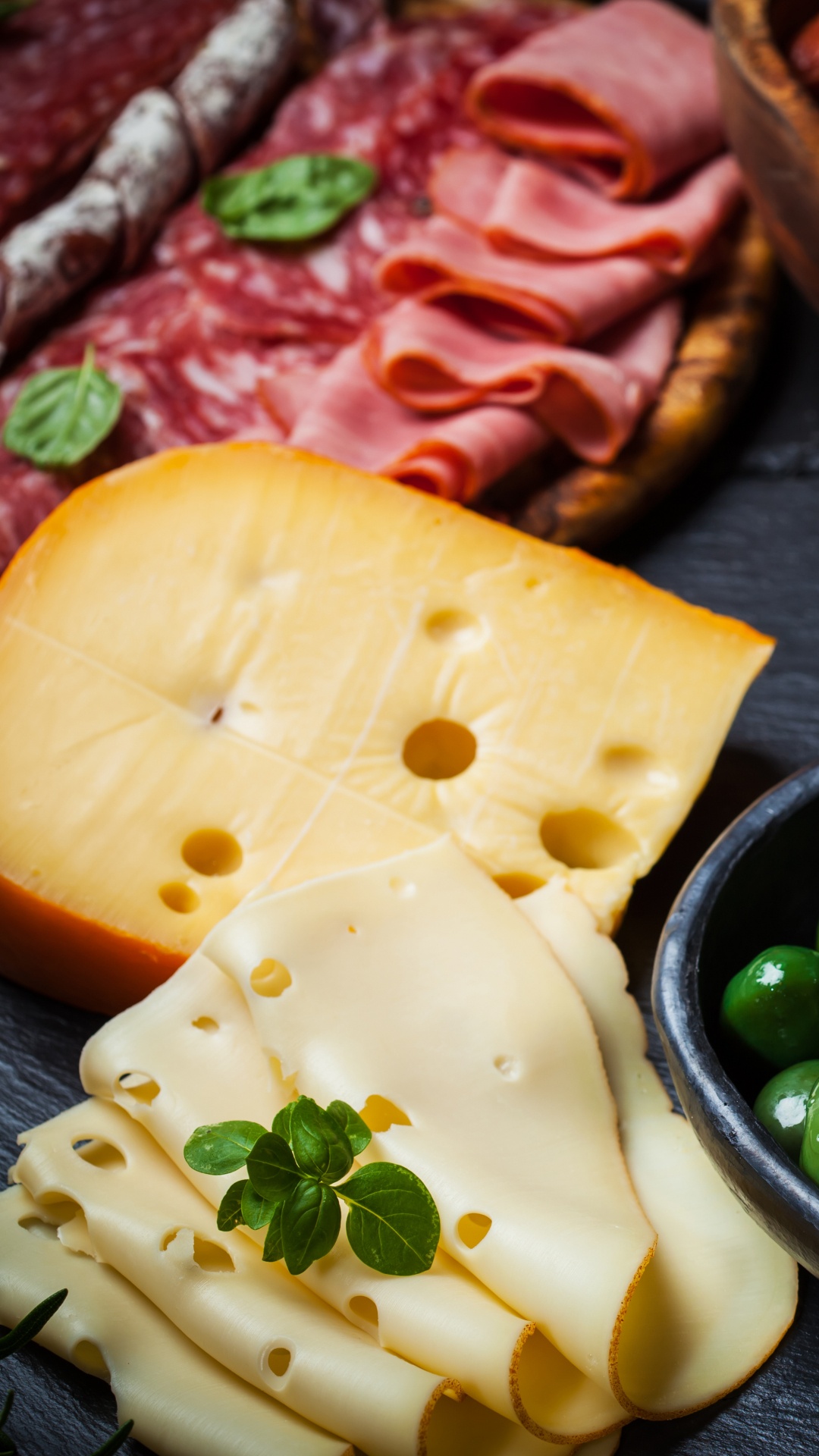 Grüne Bohnen Auf Schwarzer Keramikschale. Wallpaper in 1080x1920 Resolution