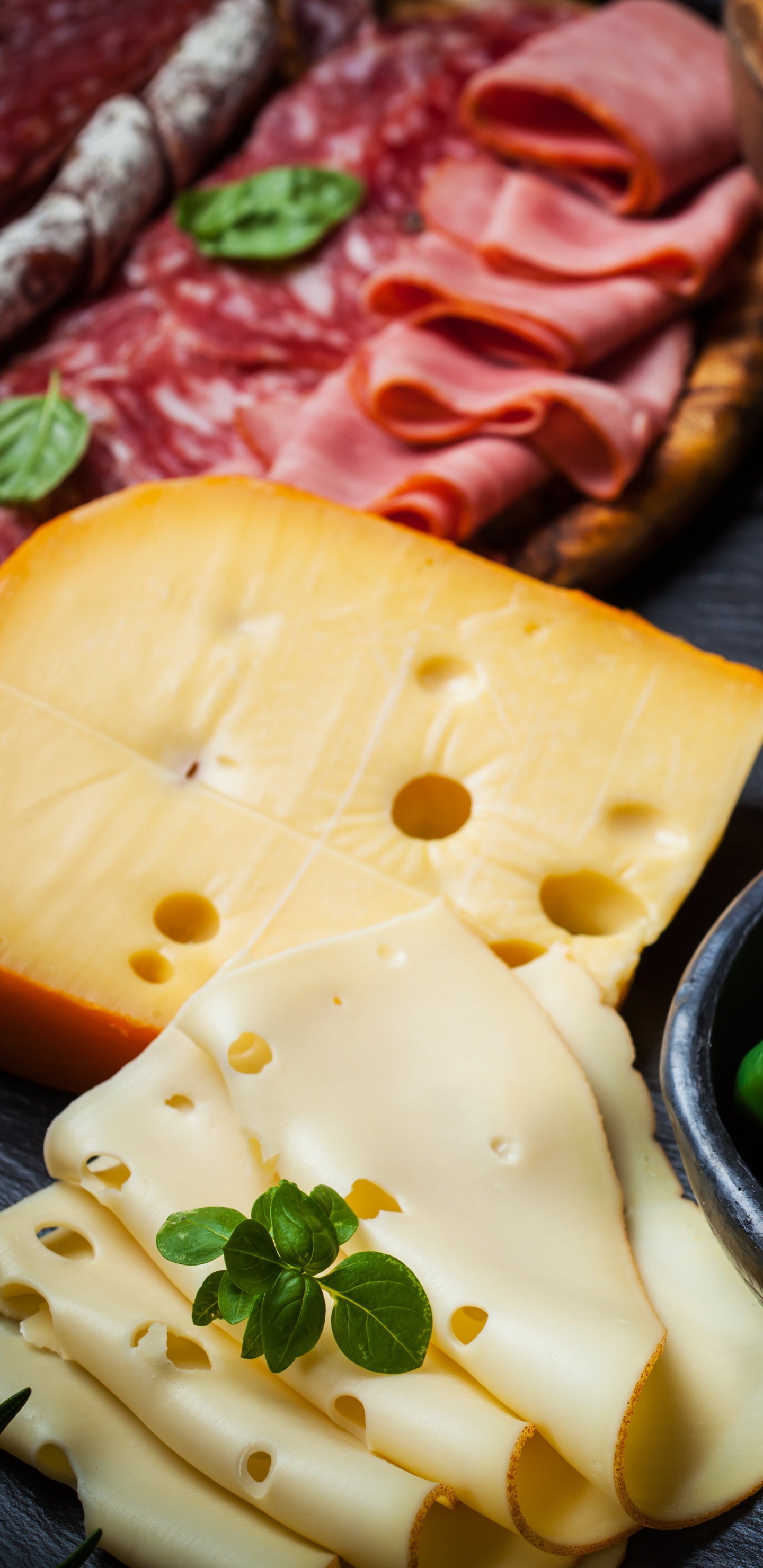 Grüne Bohnen Auf Schwarzer Keramikschale. Wallpaper in 1440x2960 Resolution