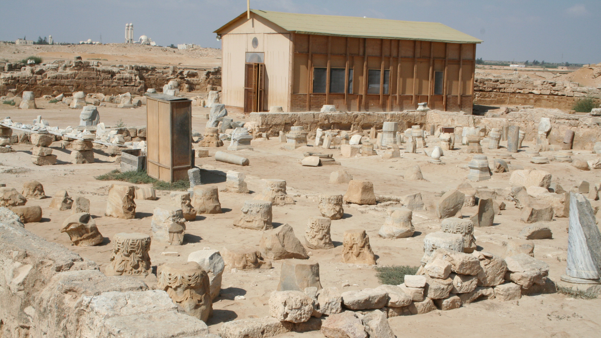 Bâtiment en Béton Brun Pendant la Journée. Wallpaper in 1920x1080 Resolution