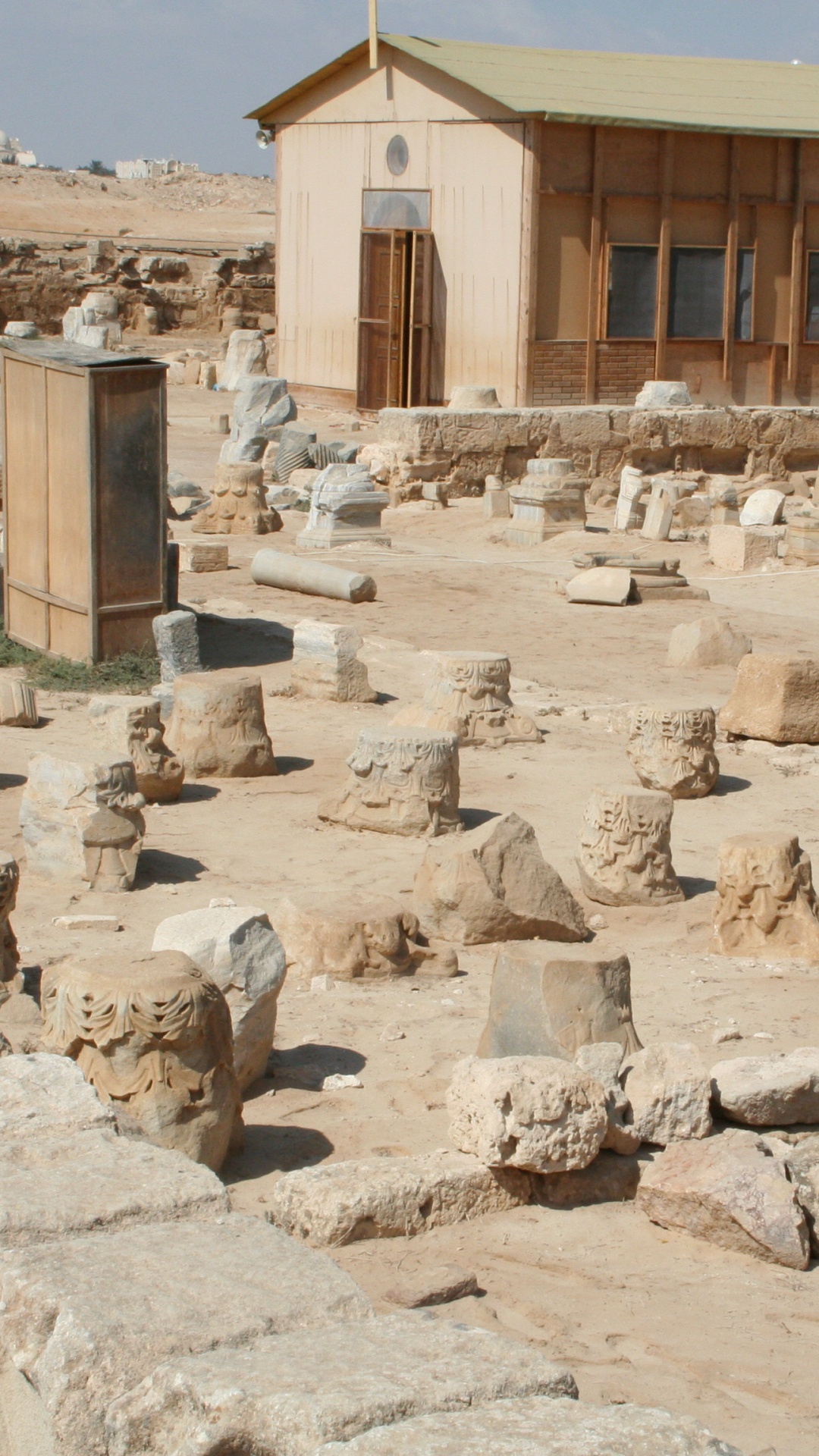 Edificio de Hormigón Marrón Durante el Día.. Wallpaper in 1080x1920 Resolution