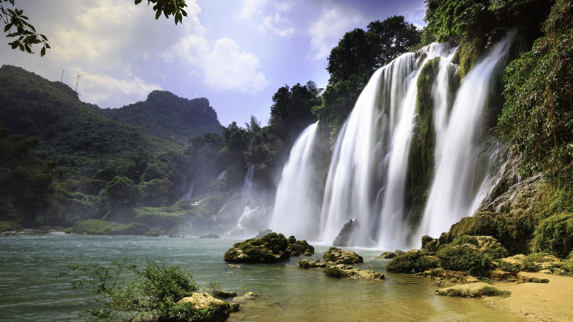 Waterfalls on Rocky Shore During Daytime. Wallpaper in 1920x1080 Resolution