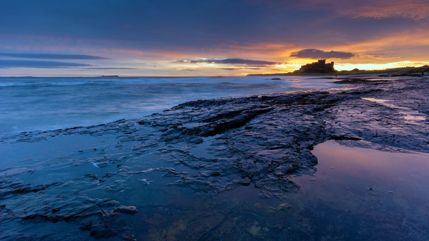 Les Vagues de L'océan S'écrasent Sur le Rivage au Coucher du Soleil. Wallpaper in 1366x768 Resolution