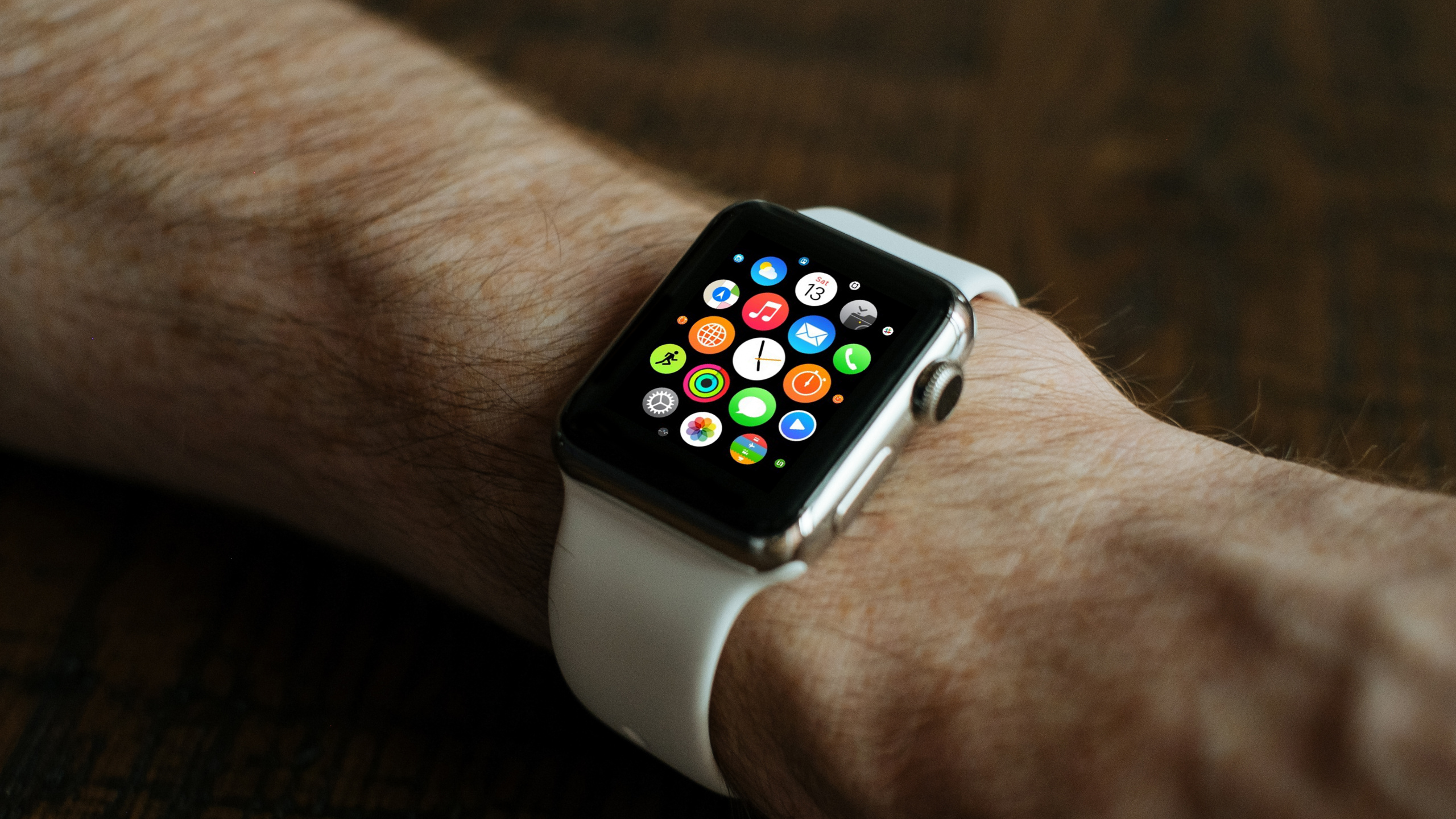 Silbernes Aluminiumgehäuse Apple Watch Mit Weißem Sportarmband. Wallpaper in 2560x1440 Resolution