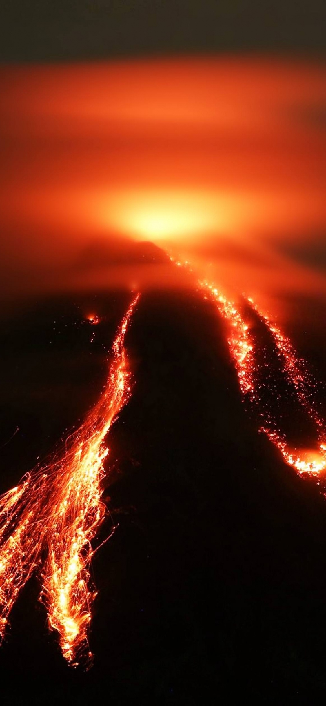 Sonnenstrahlen Kommen Durch Wolken. Wallpaper in 1125x2436 Resolution