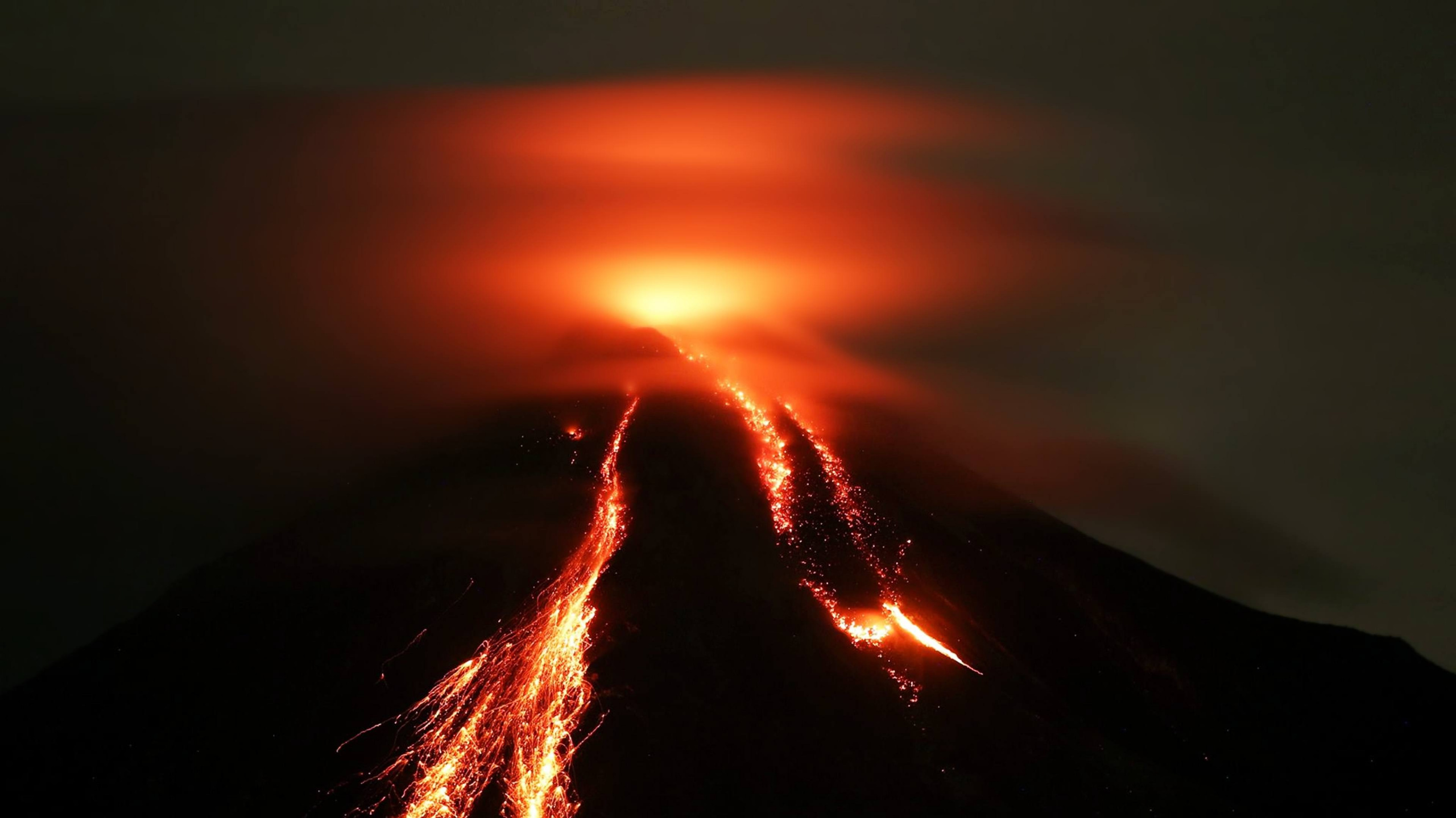 Sonnenstrahlen Kommen Durch Wolken. Wallpaper in 2560x1440 Resolution