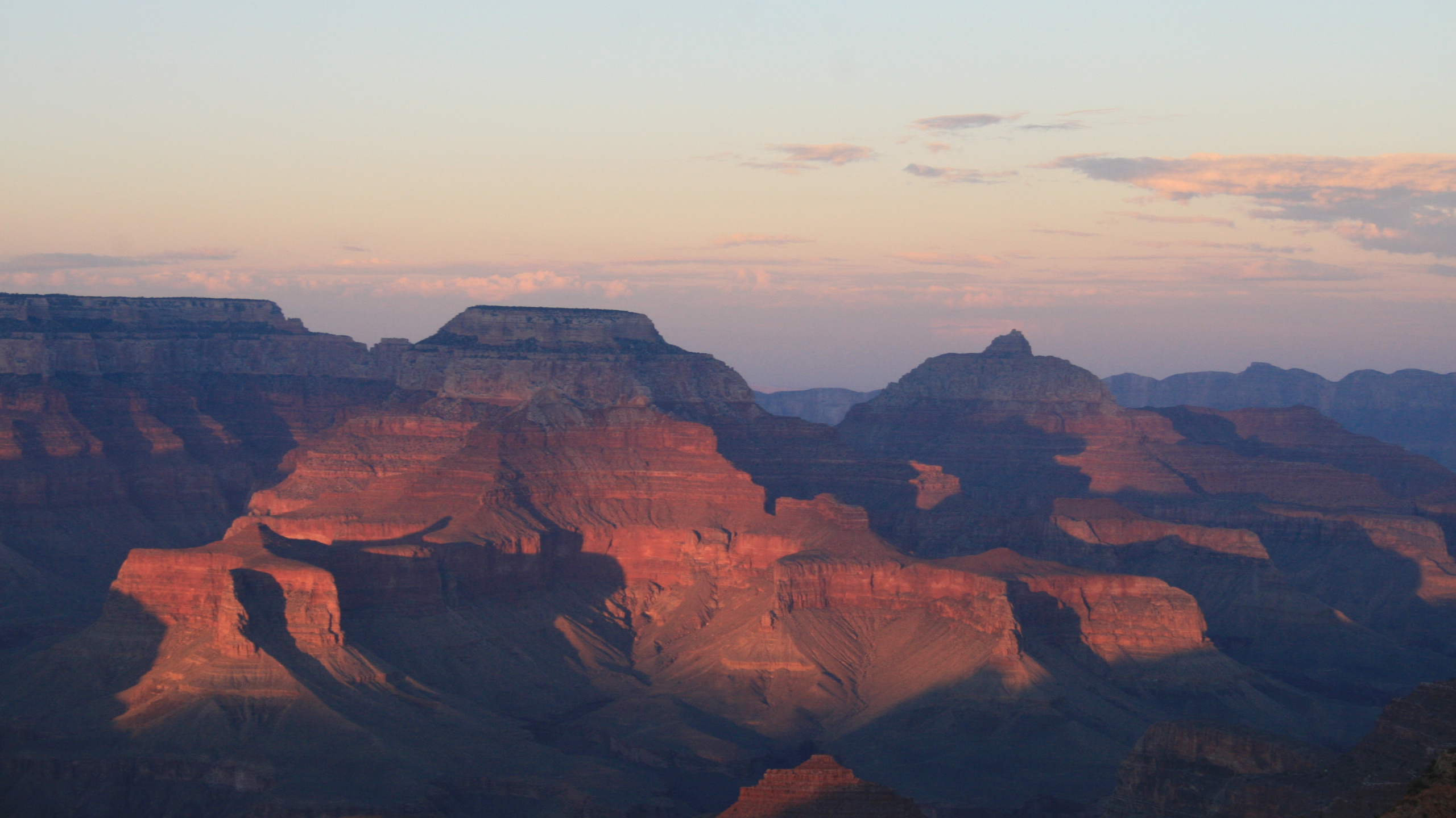 Formación de Roca Marrón Bajo un Cielo Blanco Durante el Día. Wallpaper in 2560x1440 Resolution