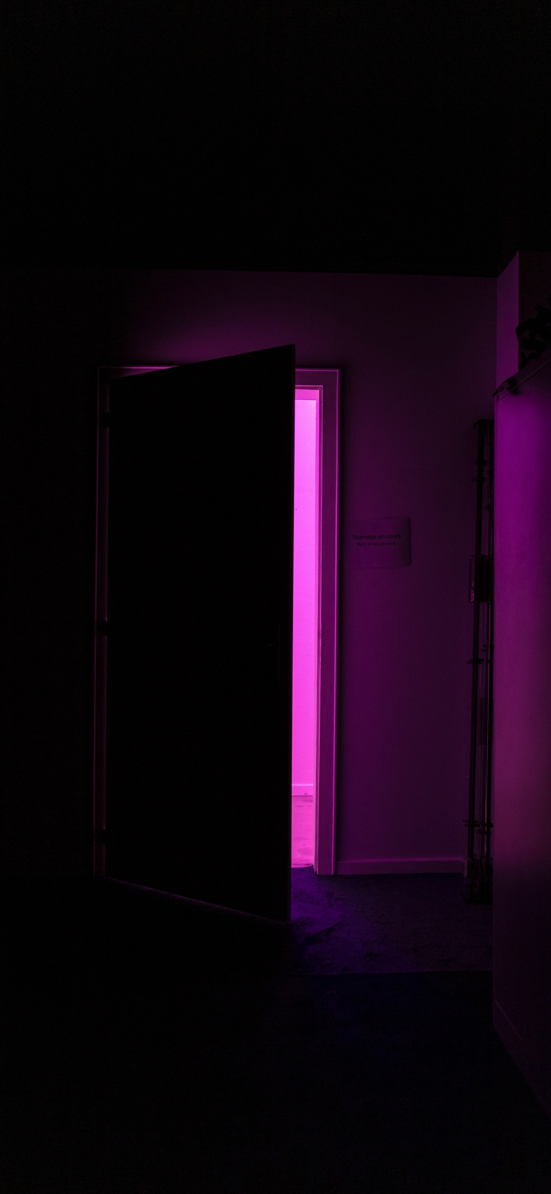 Porte en Bois Blanche Près du Mur Violet. Wallpaper in 1125x2436 Resolution