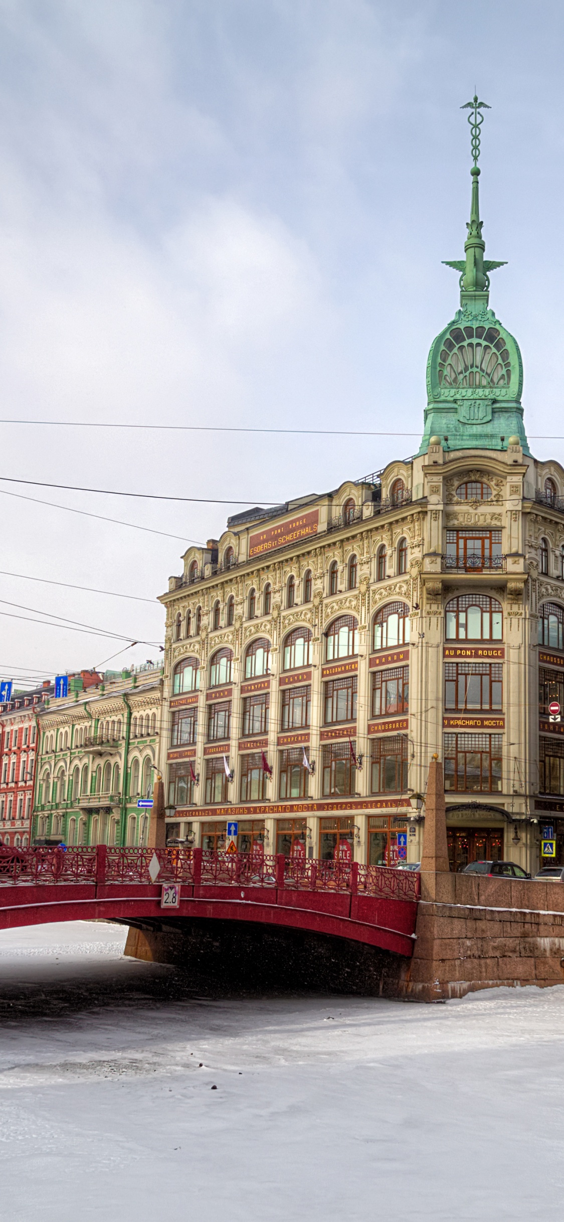 Red and Green Train Near Brown Concrete Building During Daytime. Wallpaper in 1125x2436 Resolution