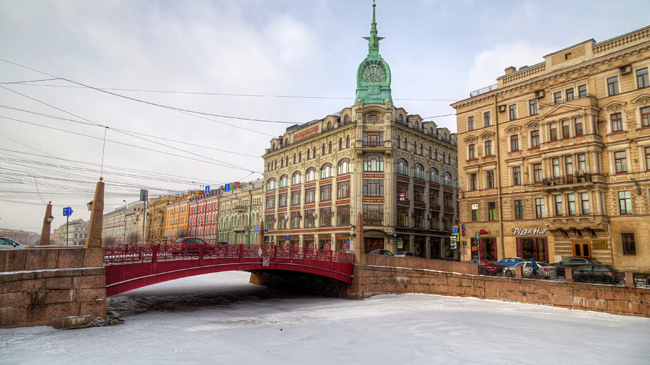 Red and Green Train Near Brown Concrete Building During Daytime. Wallpaper in 1280x720 Resolution