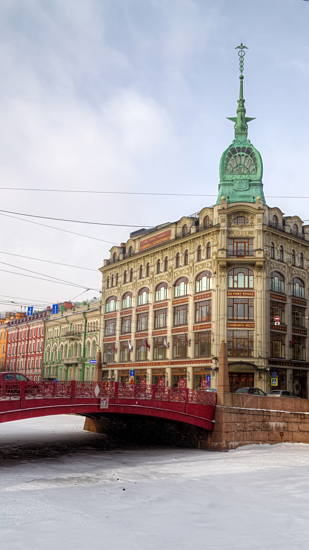 Train Rouge et Vert Près du Bâtiment en Béton Brun Pendant la Journée. Wallpaper in 1080x1920 Resolution