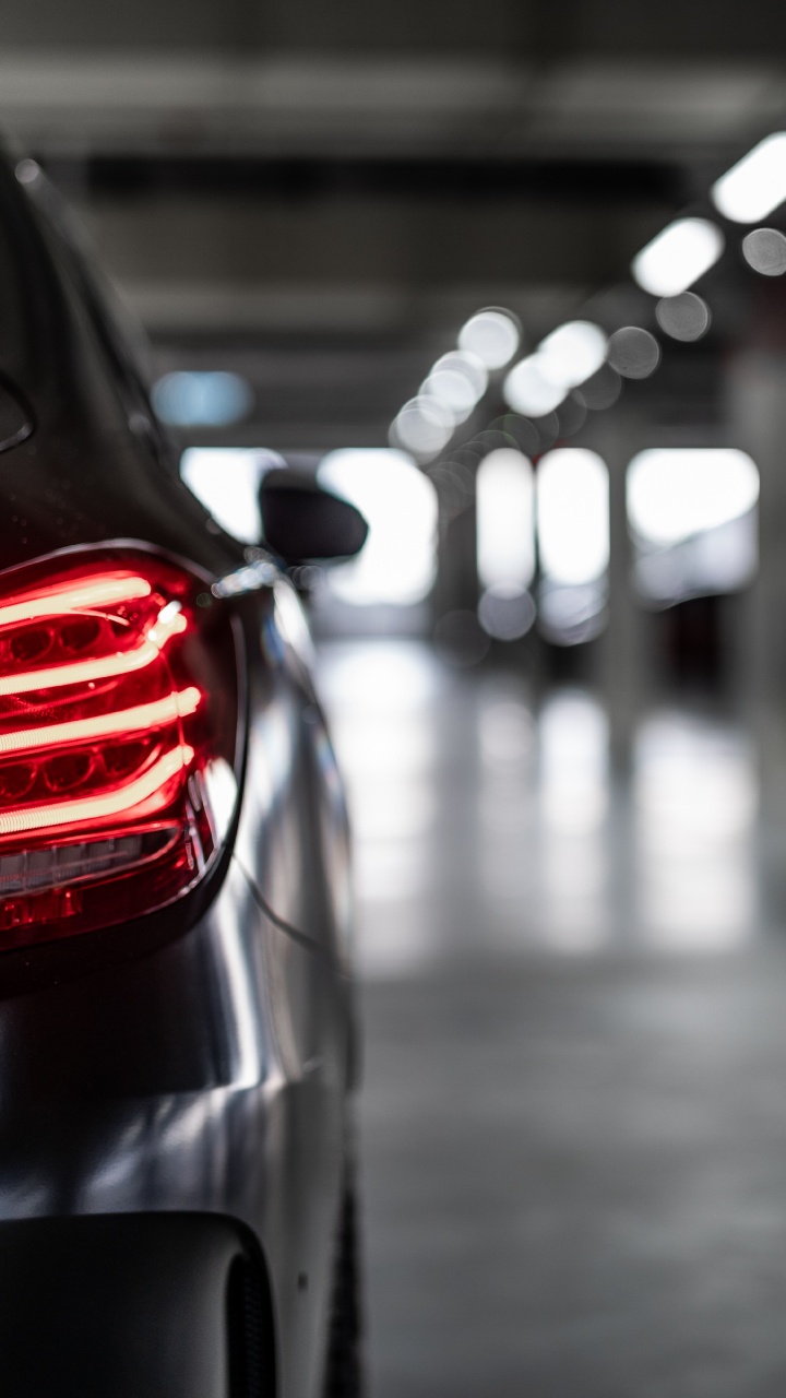 Coche Negro en la Carretera Durante la Noche. Wallpaper in 720x1280 Resolution