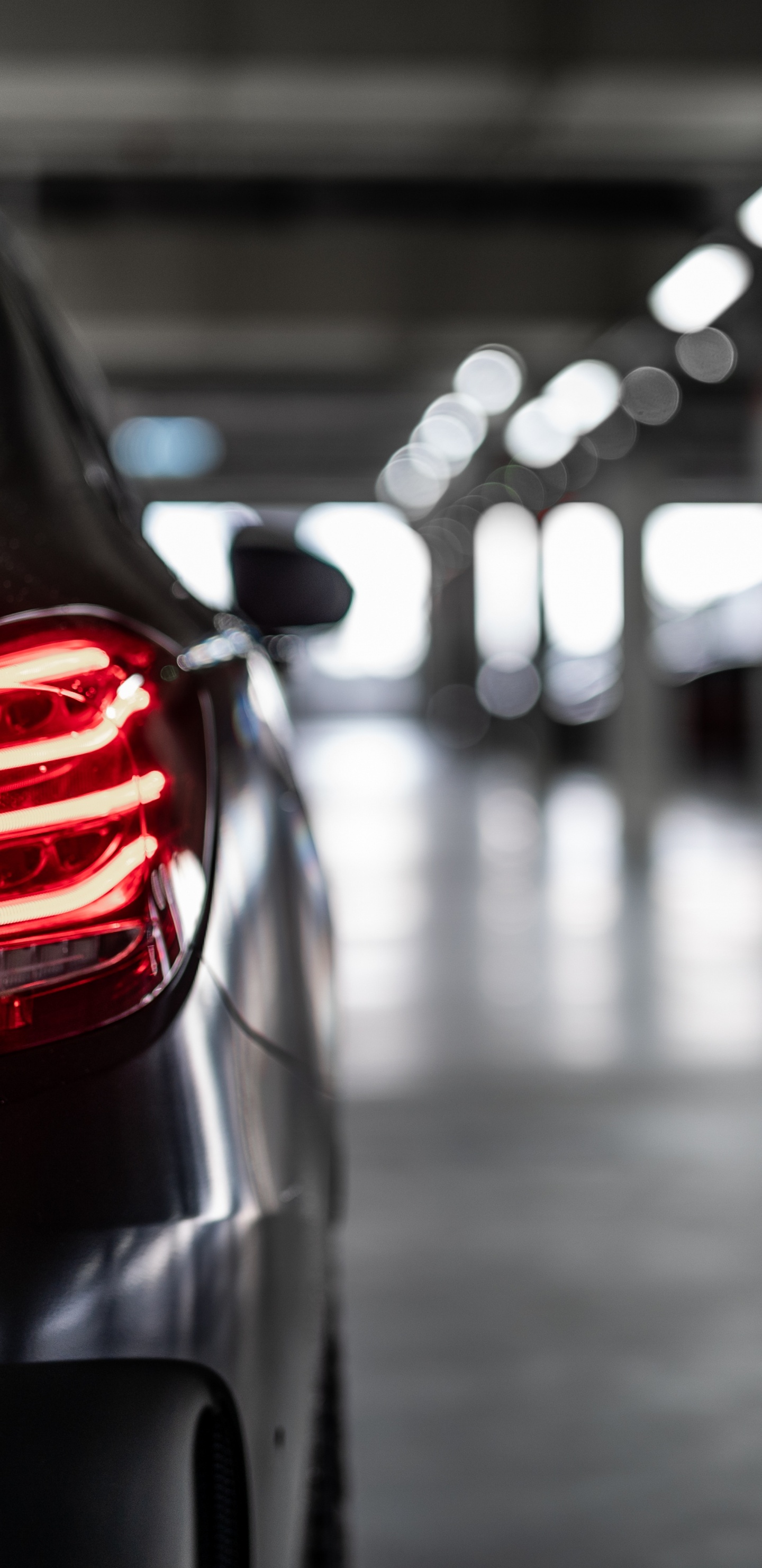 Schwarzes Auto Auf Der Straße Während Der Nachtzeit. Wallpaper in 1440x2960 Resolution