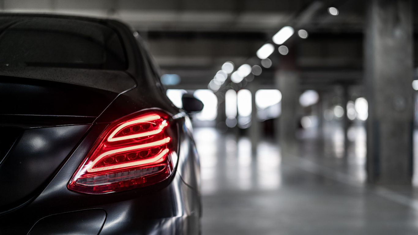 Voiture Noire Sur Route Pendant la Nuit. Wallpaper in 1366x768 Resolution