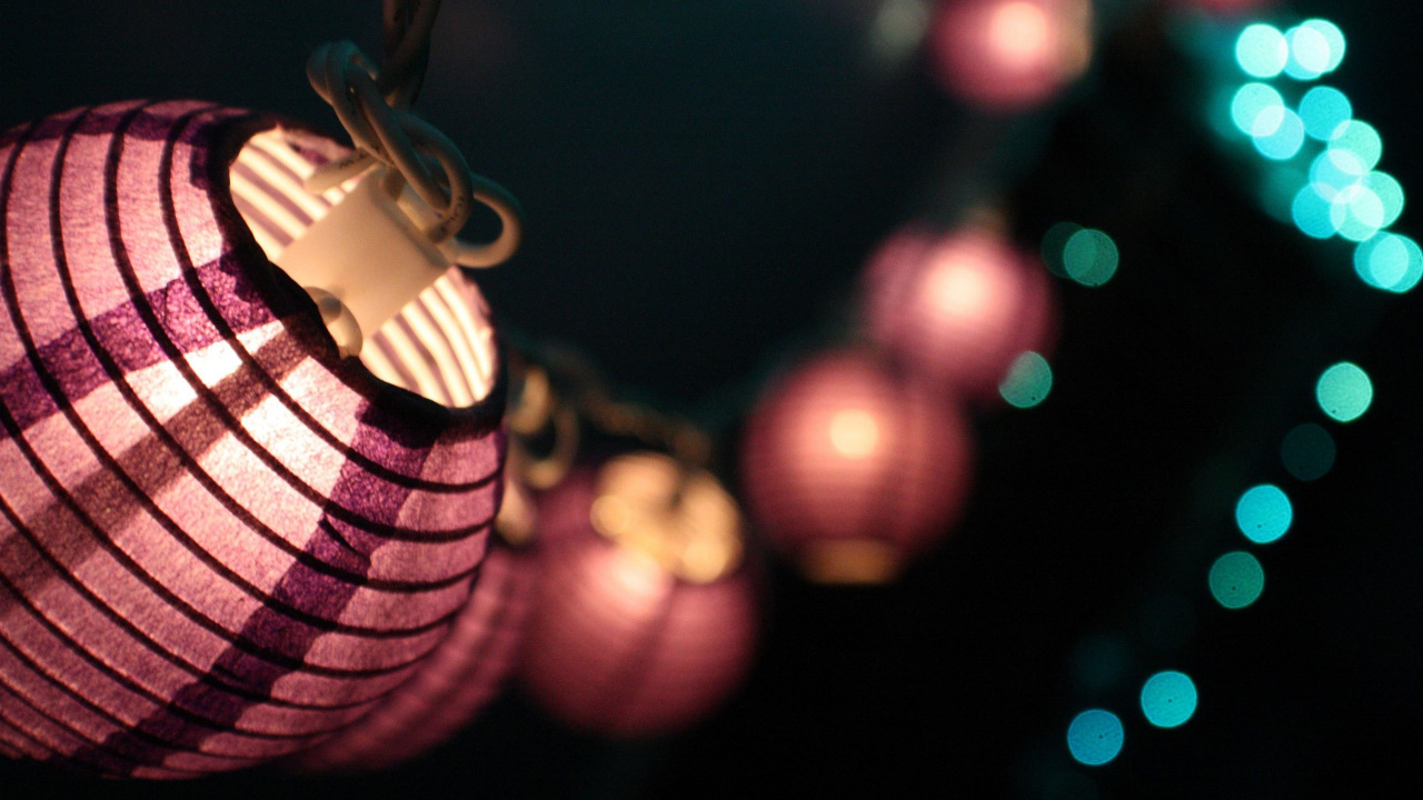 Red and White Striped String Lights. Wallpaper in 1280x720 Resolution