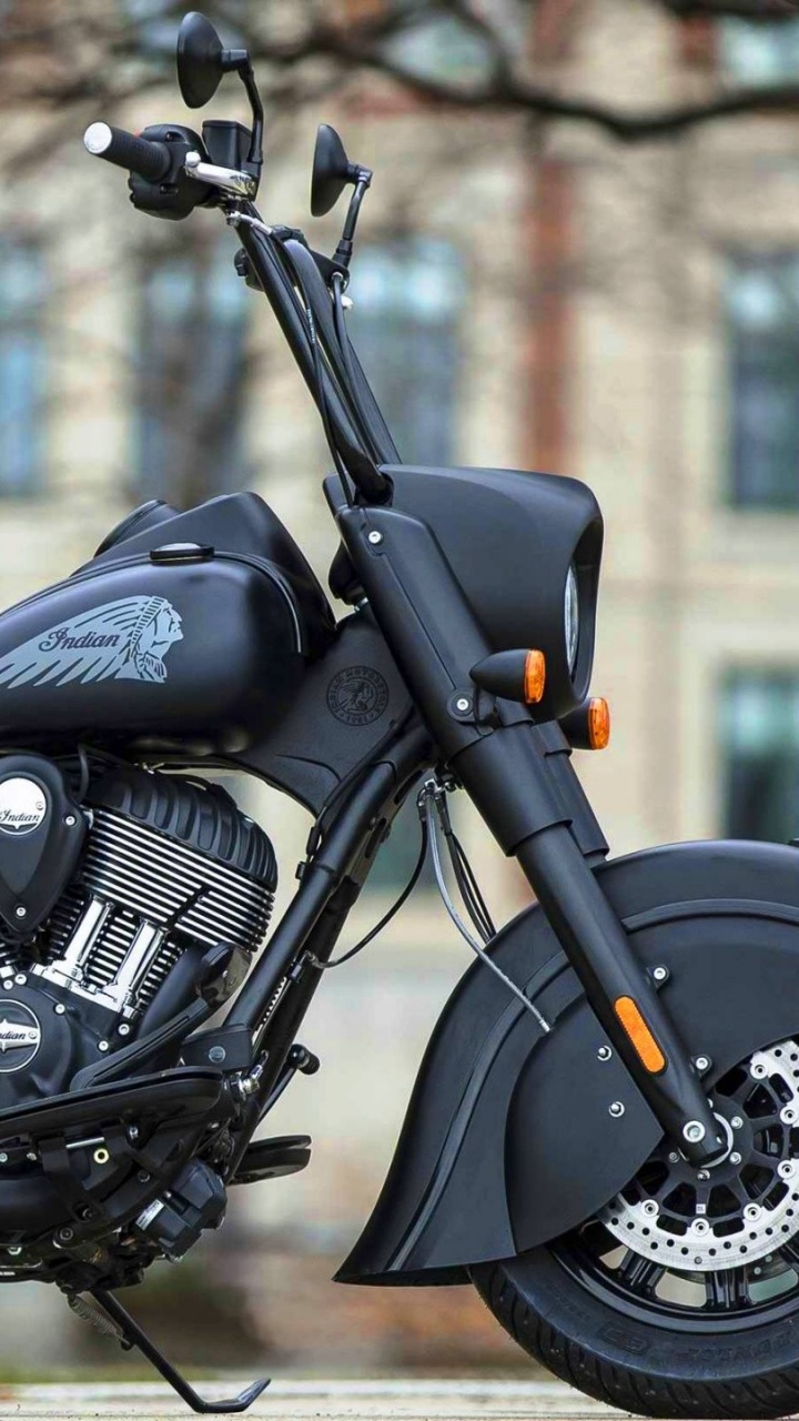 Schwarz-silbernes Cruiser-Motorrad. Wallpaper in 720x1280 Resolution