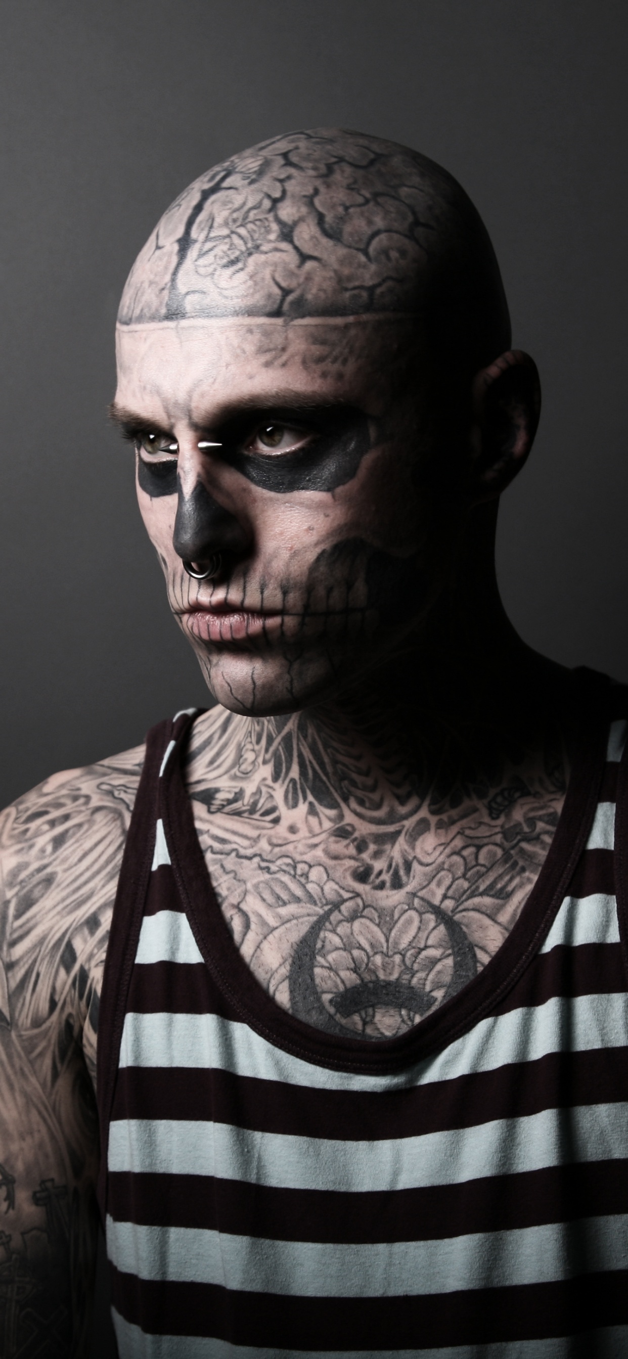 Rick Genest, Montreal, Modelo, Negro, Blanco. Wallpaper in 1242x2688 Resolution