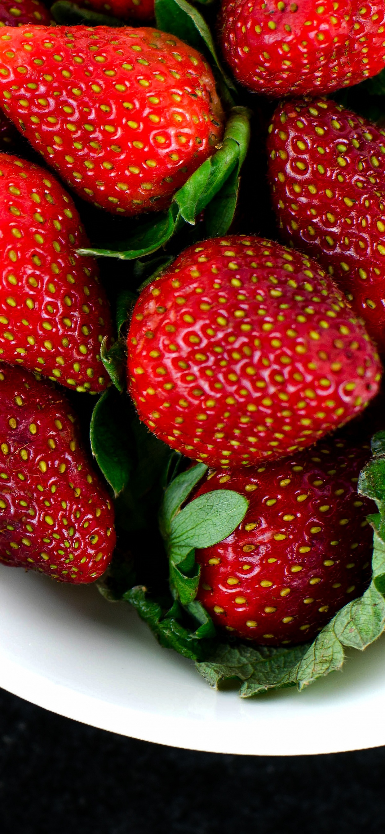 Fraises Sur Bol en Céramique Blanche. Wallpaper in 1242x2688 Resolution