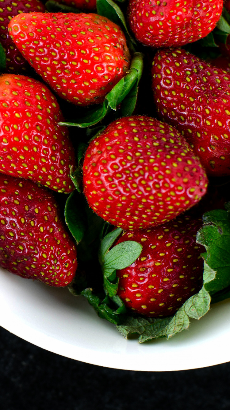 Fraises Sur Bol en Céramique Blanche. Wallpaper in 750x1334 Resolution