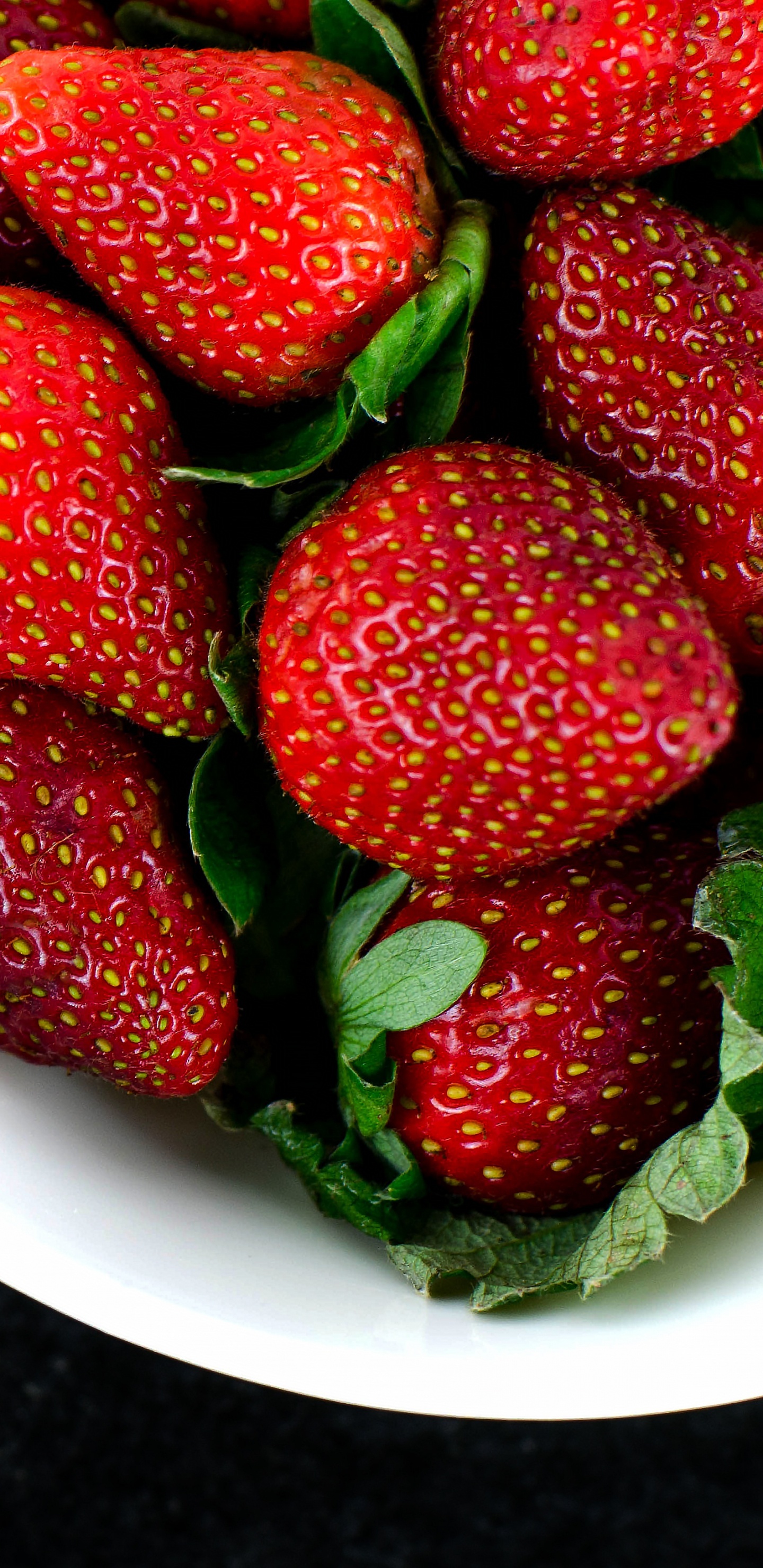 Erdbeeren Auf Weißer Keramikschale. Wallpaper in 1440x2960 Resolution