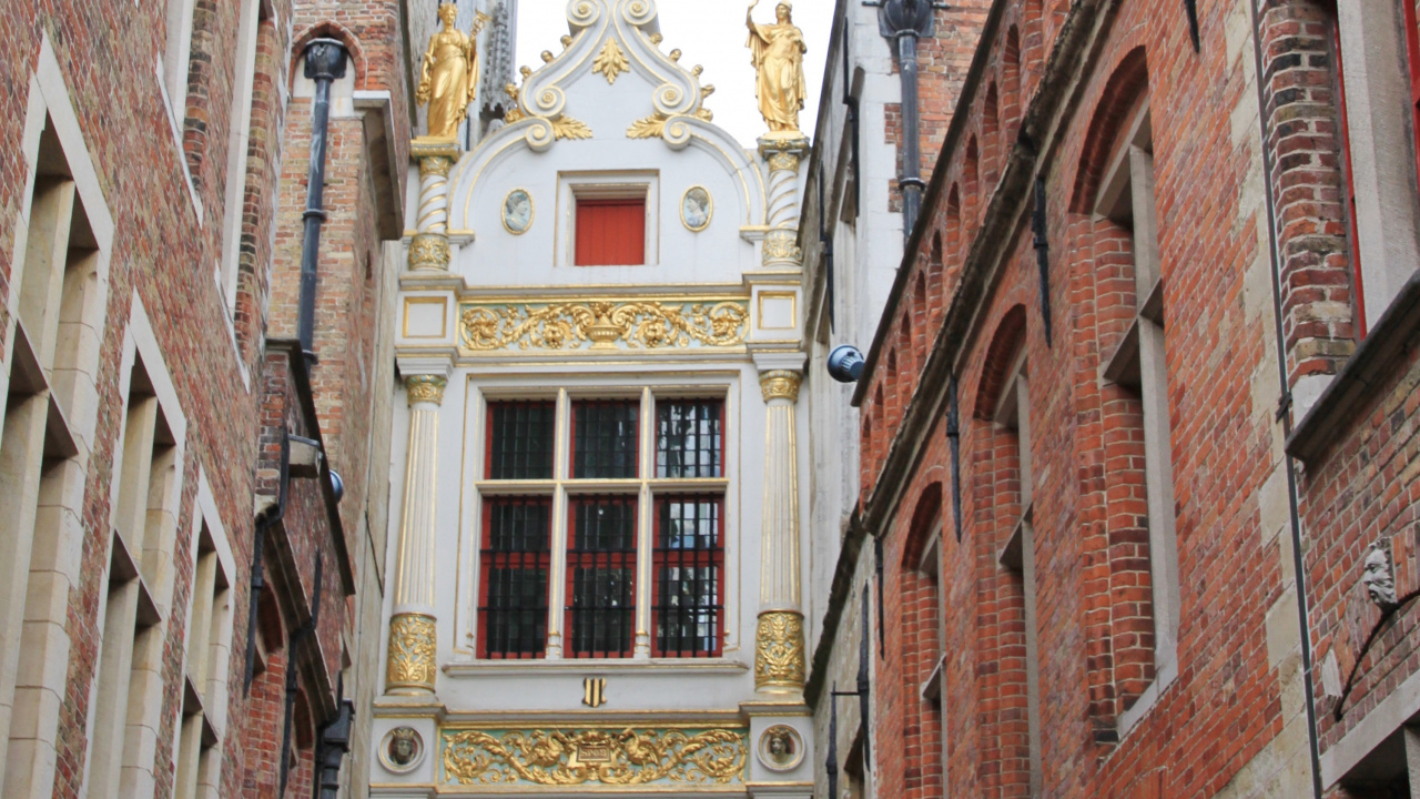 Braunes Betongebäude Unter Blauem Himmel Tagsüber. Wallpaper in 1280x720 Resolution