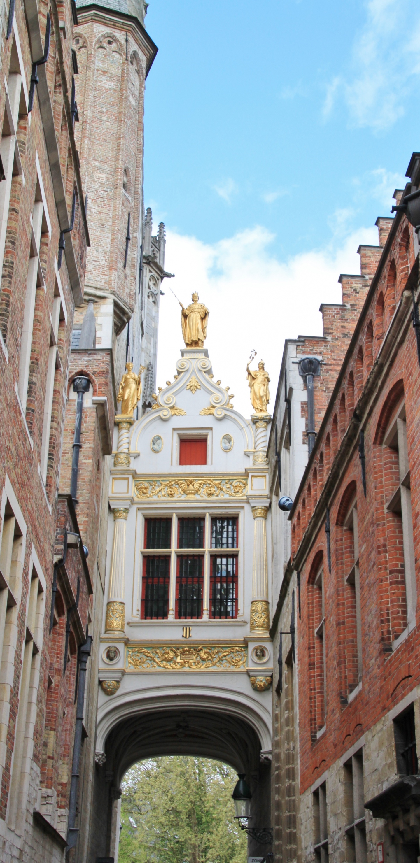 Braunes Betongebäude Unter Blauem Himmel Tagsüber. Wallpaper in 1440x2960 Resolution