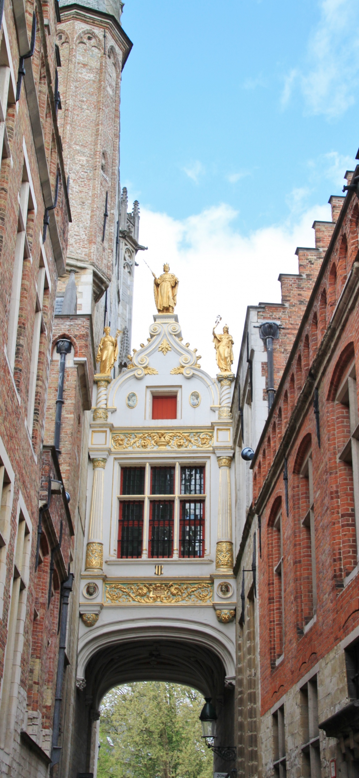 Bâtiment en Béton Brun Sous Ciel Bleu Pendant la Journée. Wallpaper in 1242x2688 Resolution
