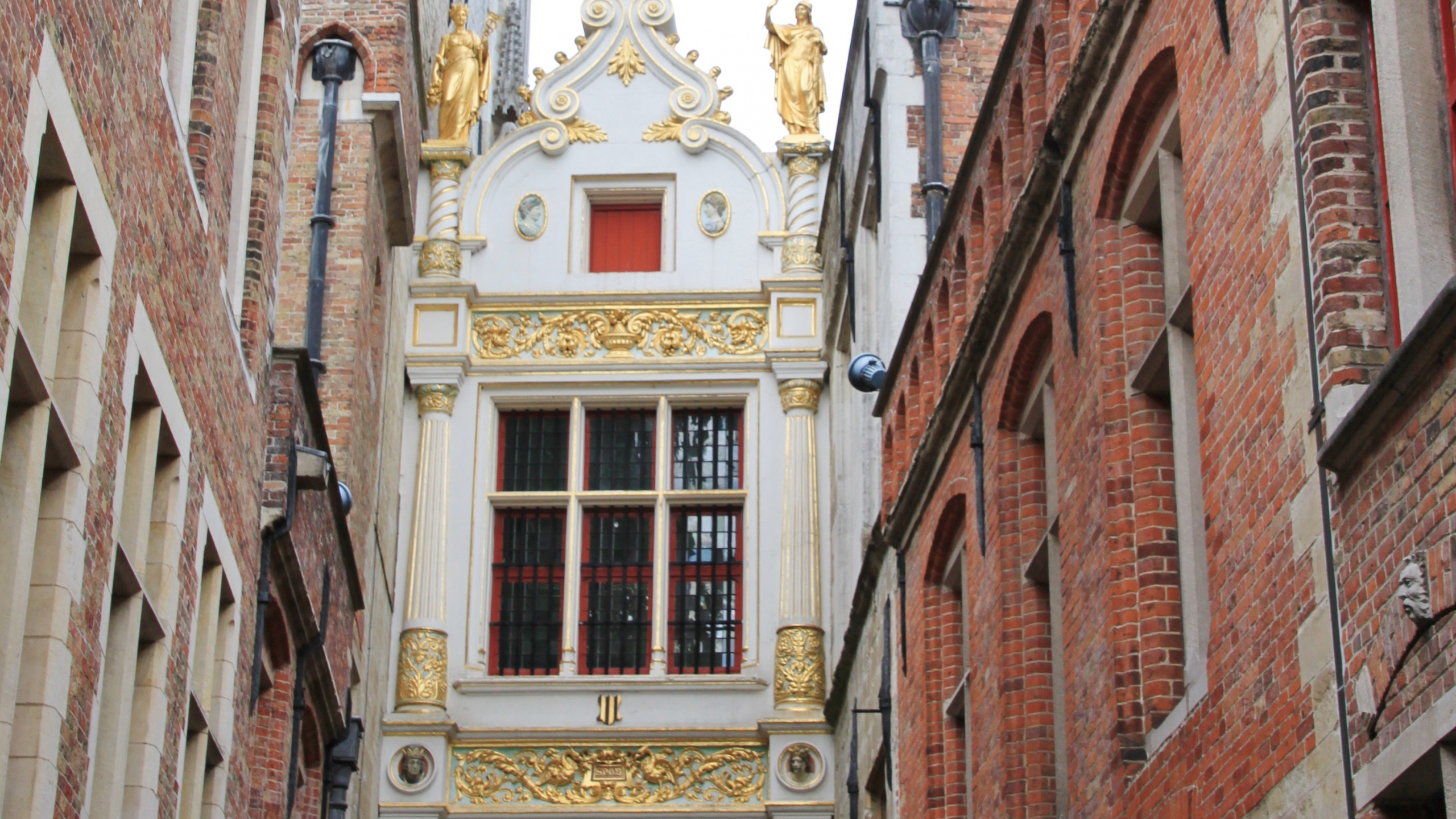 Edificio de Hormigón Marrón Bajo un Cielo Azul Durante el Día. Wallpaper in 2560x1440 Resolution