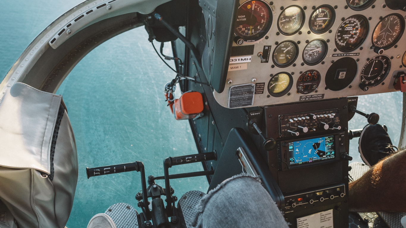 L'homme en Jean Bleu Assis Sur Une Chaise Noire. Wallpaper in 1366x768 Resolution