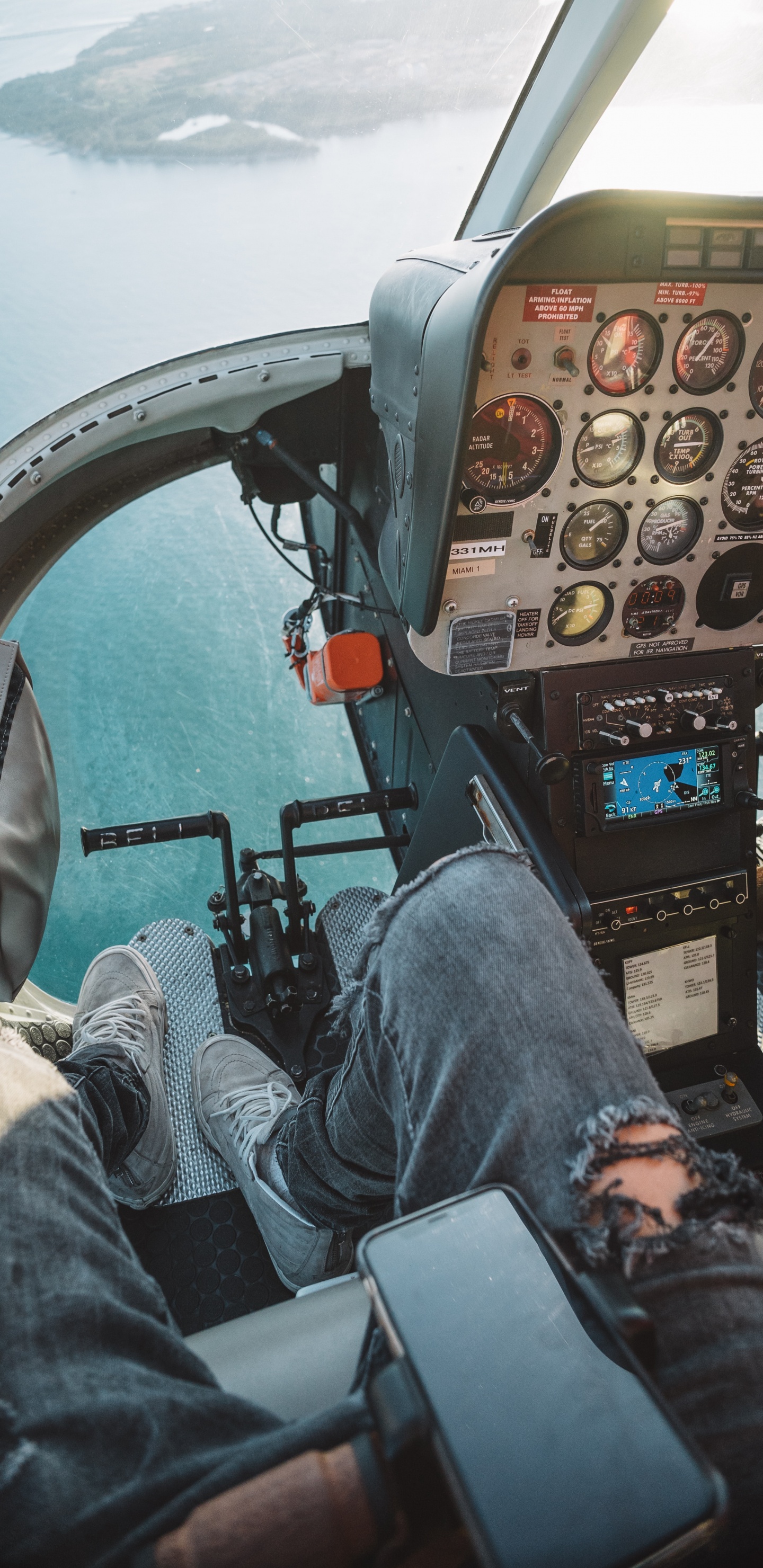 L'homme en Jean Bleu Assis Sur Une Chaise Noire. Wallpaper in 1440x2960 Resolution