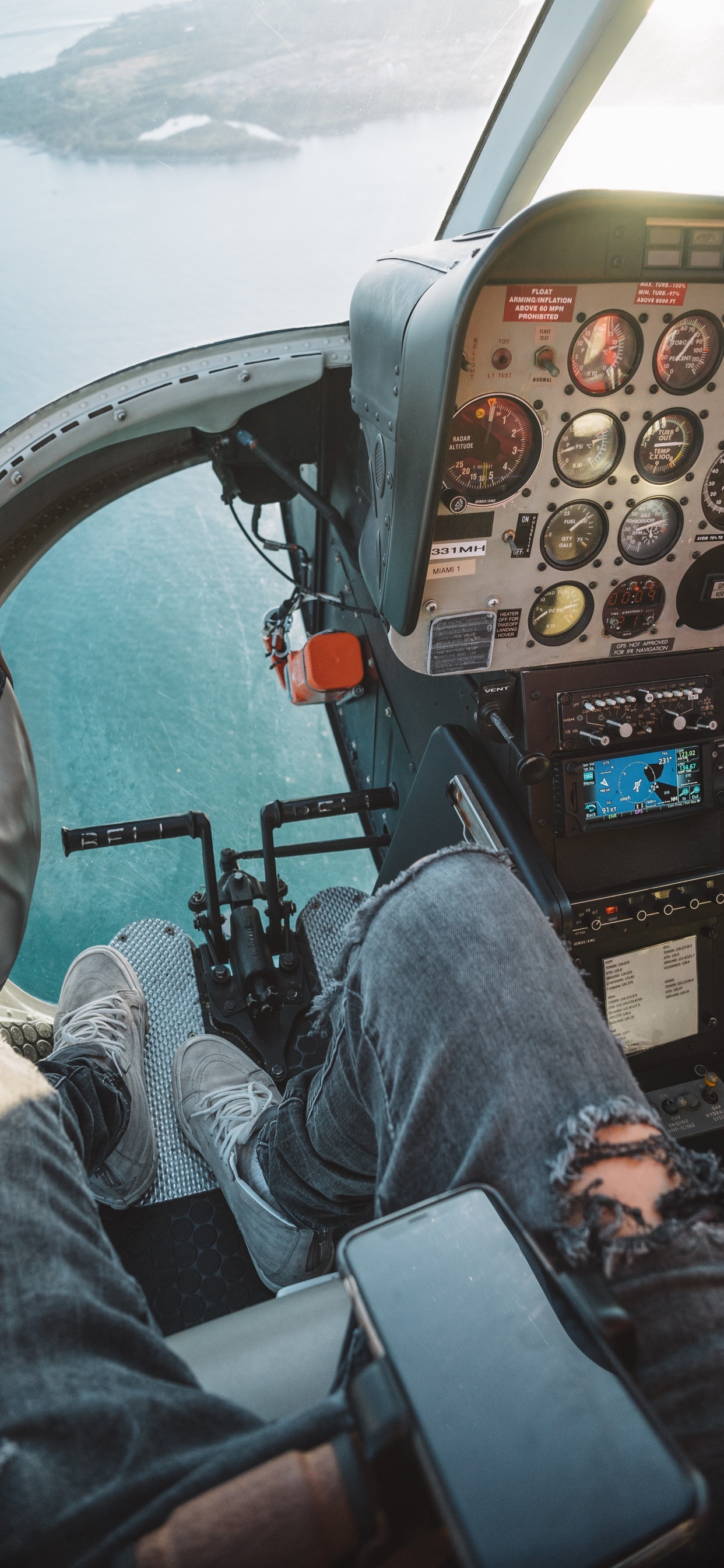 Hombre en Jeans Azul Sentado en Una Silla Negra. Wallpaper in 1242x2688 Resolution