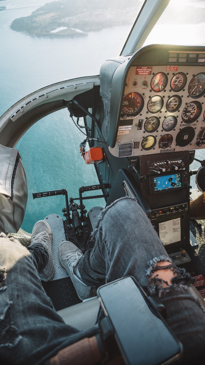 Hombre en Jeans Azul Sentado en Una Silla Negra. Wallpaper in 720x1280 Resolution