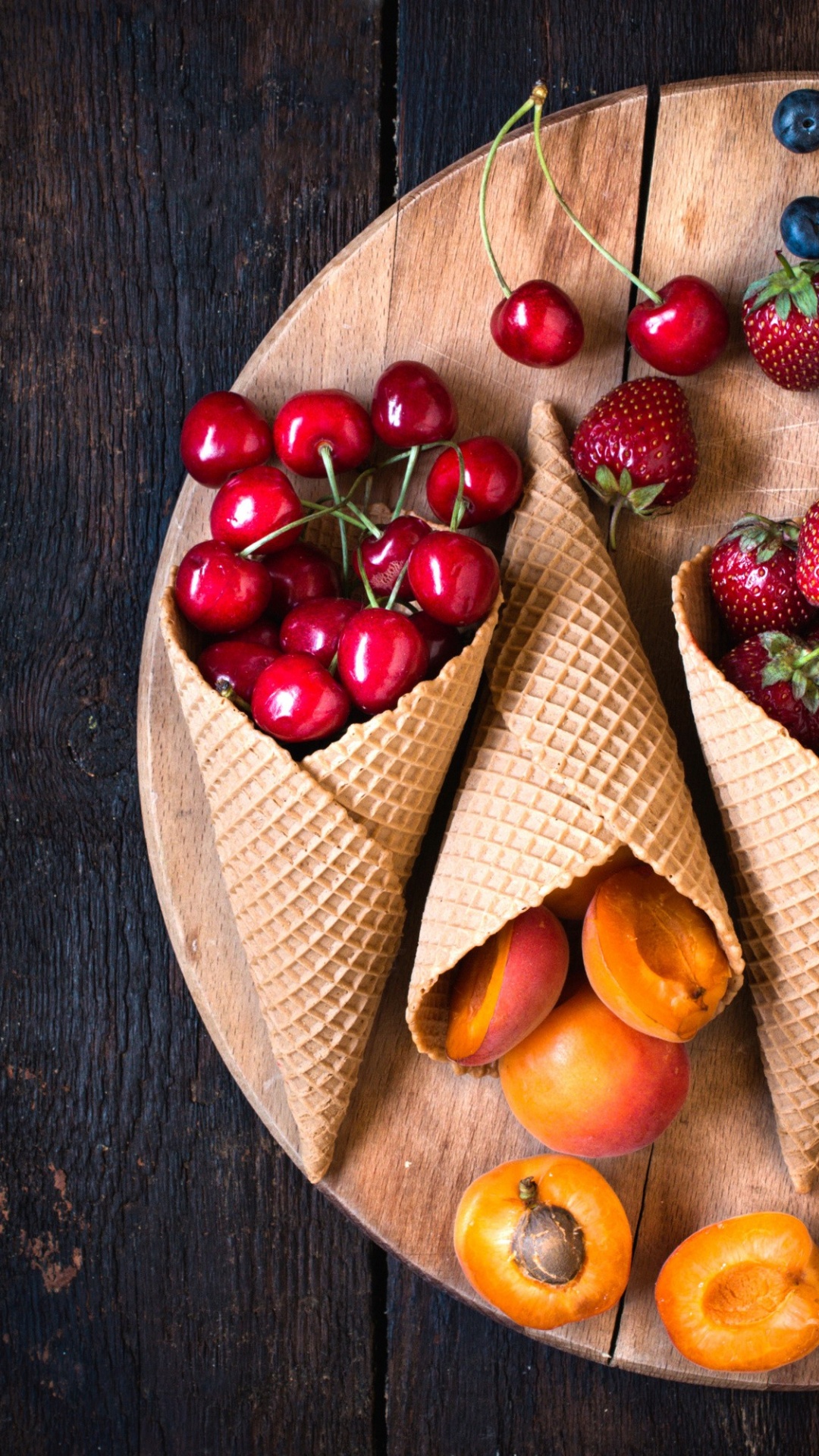 Rote Und Blaue Beeren Auf Brauner Holzschale. Wallpaper in 1080x1920 Resolution