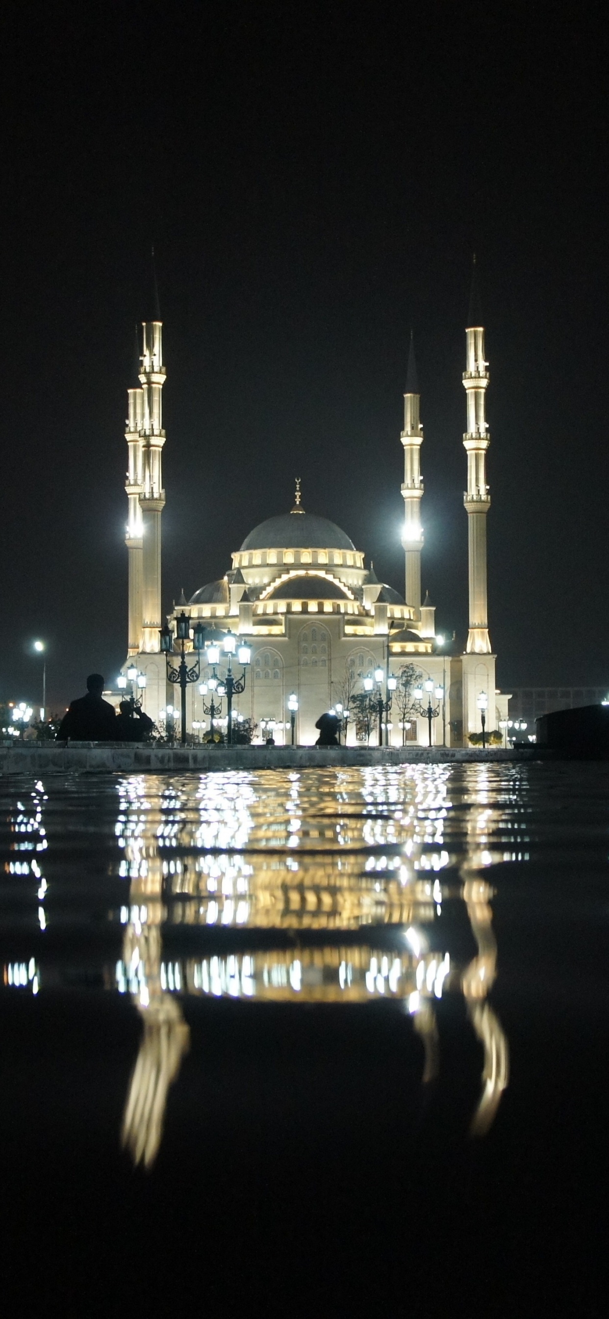 Bâtiment de Dôme Blanc et Bleu Pendant la Nuit. Wallpaper in 1242x2688 Resolution