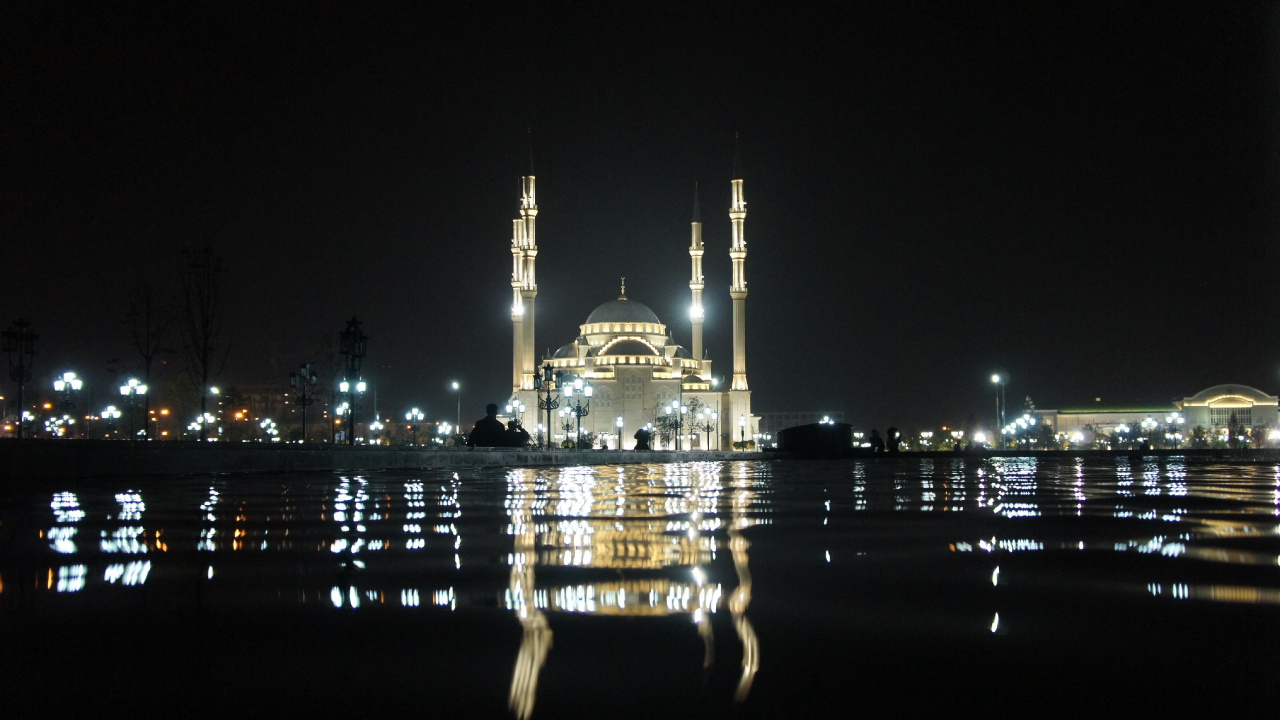 Bâtiment de Dôme Blanc et Bleu Pendant la Nuit. Wallpaper in 1280x720 Resolution