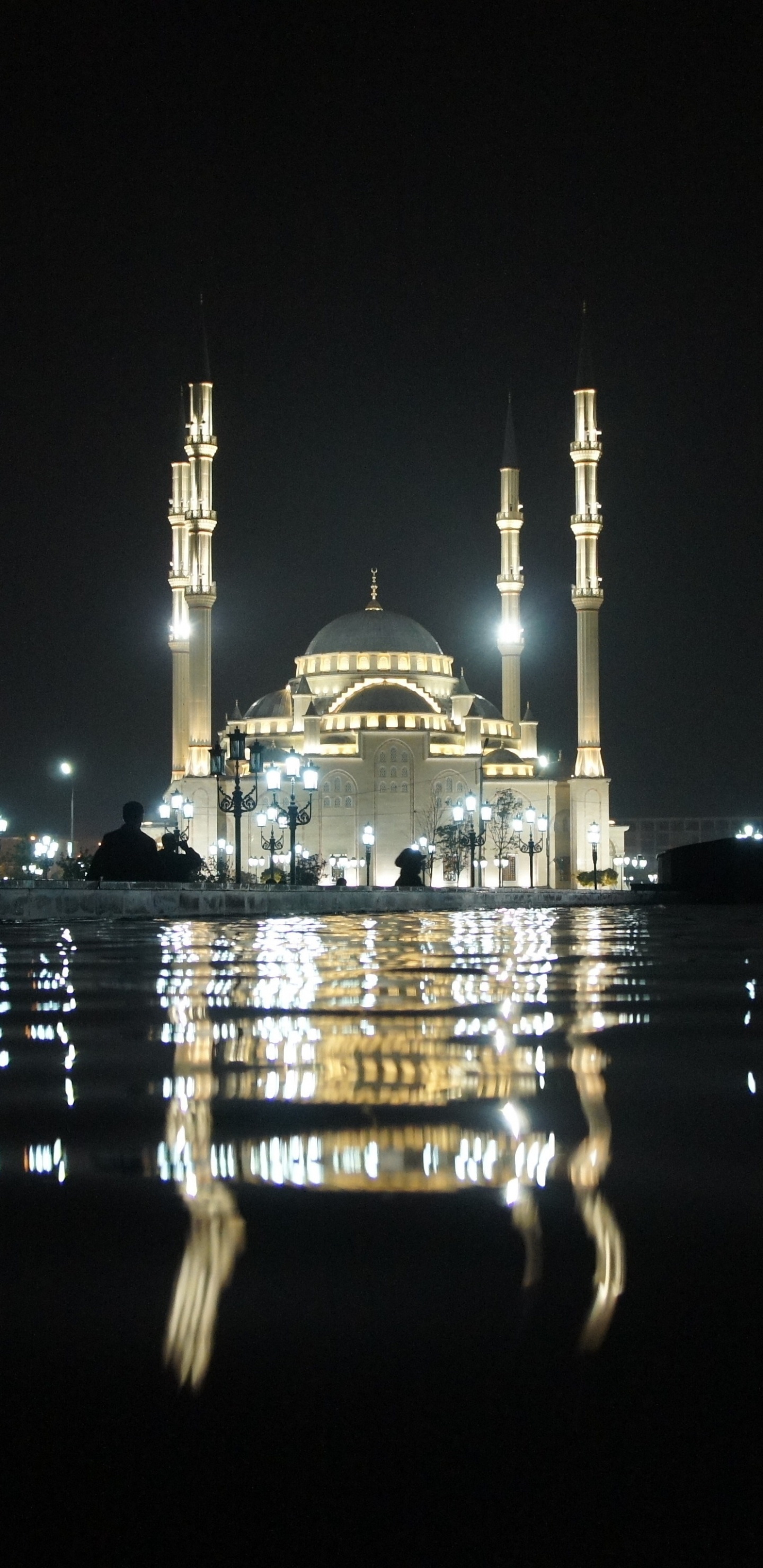 Bâtiment de Dôme Blanc et Bleu Pendant la Nuit. Wallpaper in 1440x2960 Resolution