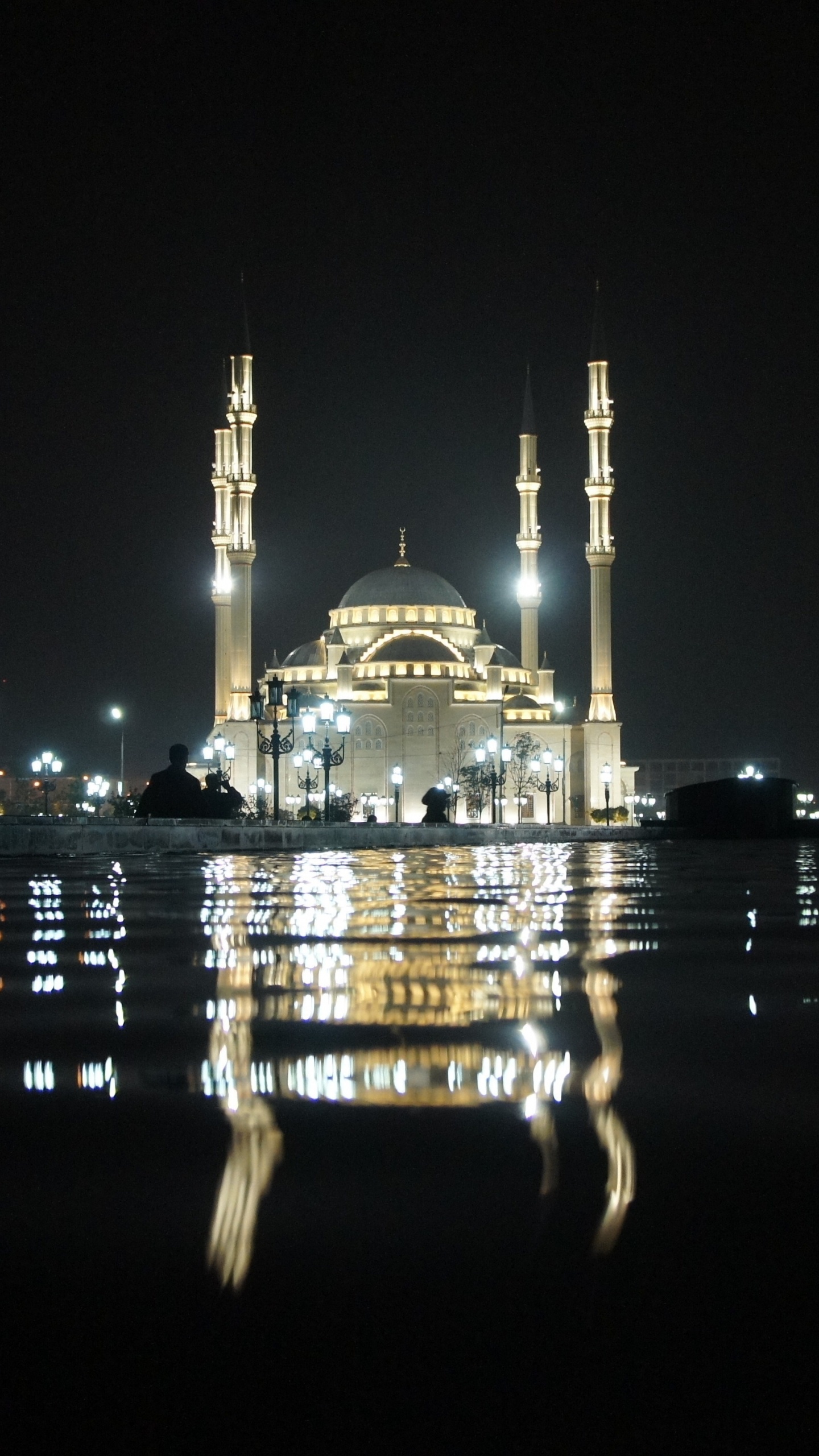 Weißes Und Blaues Kuppelgebäude Während Der Nacht. Wallpaper in 1440x2560 Resolution