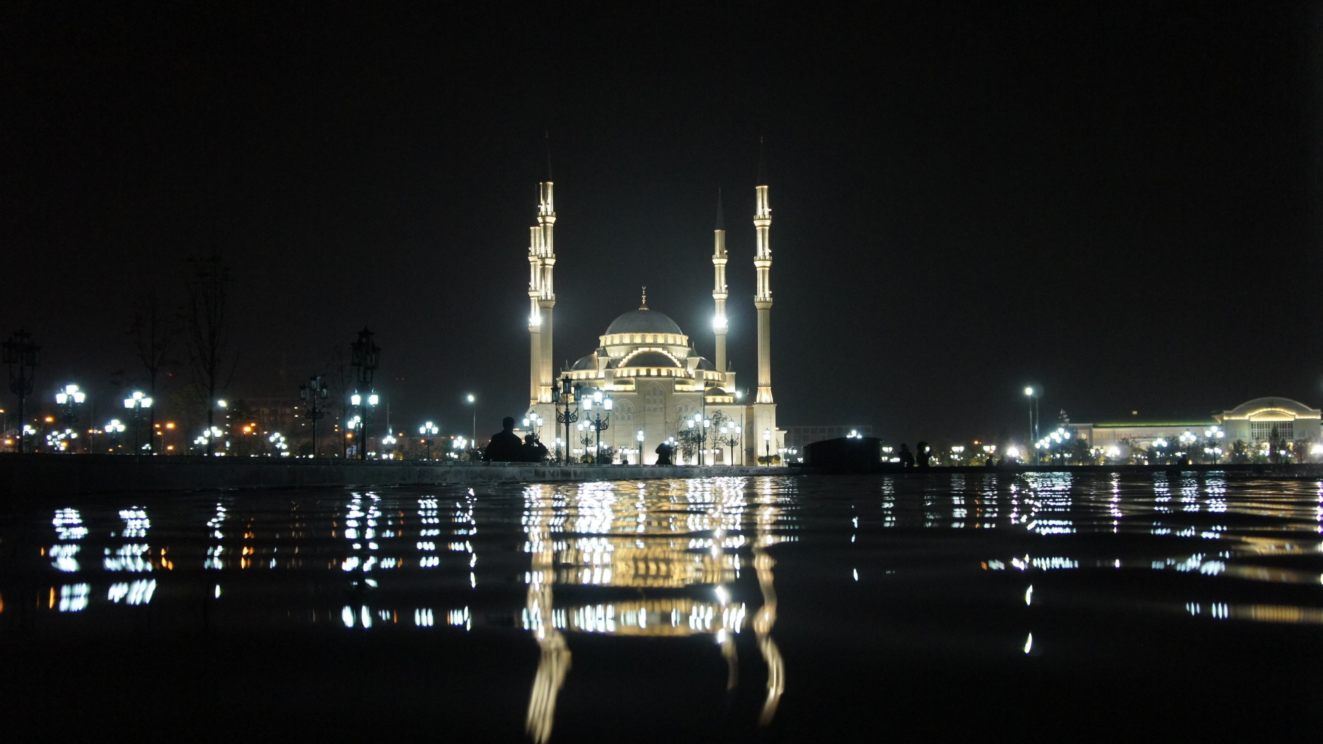 Edificio de Cúpula Blanca y Azul Durante la Noche. Wallpaper in 1920x1080 Resolution