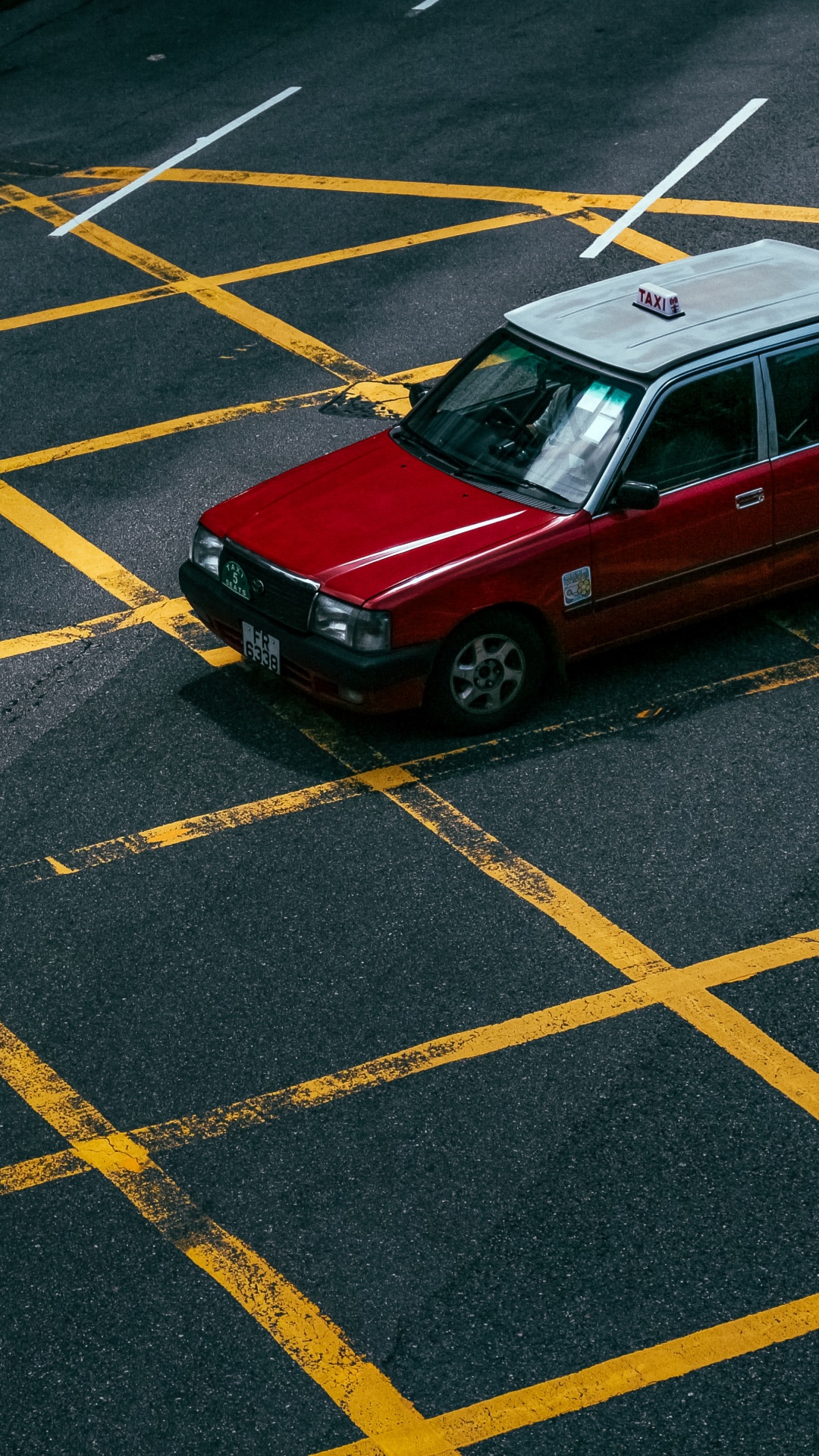 Coche Rojo y Blanco en la Carretera. Wallpaper in 1080x1920 Resolution