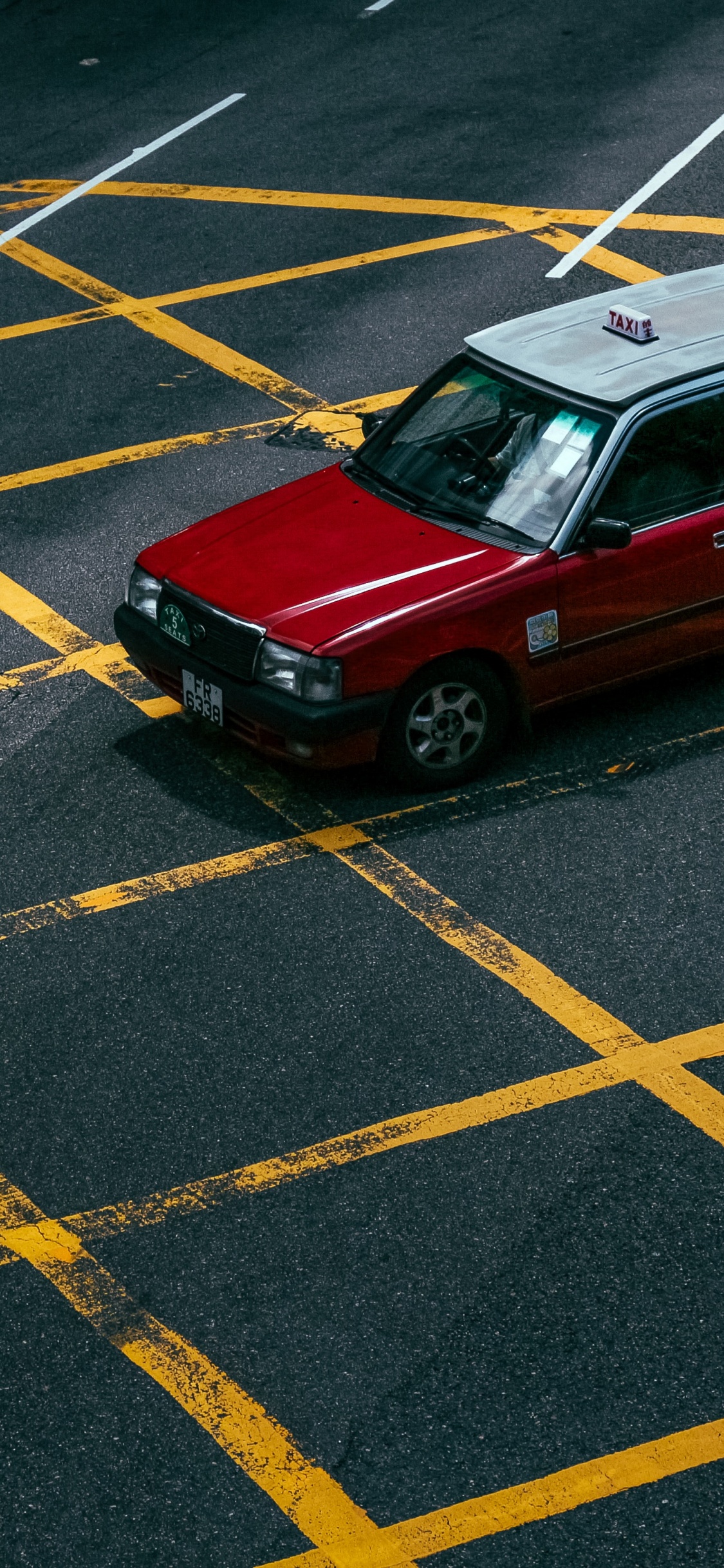 Coche Rojo y Blanco en la Carretera. Wallpaper in 1125x2436 Resolution