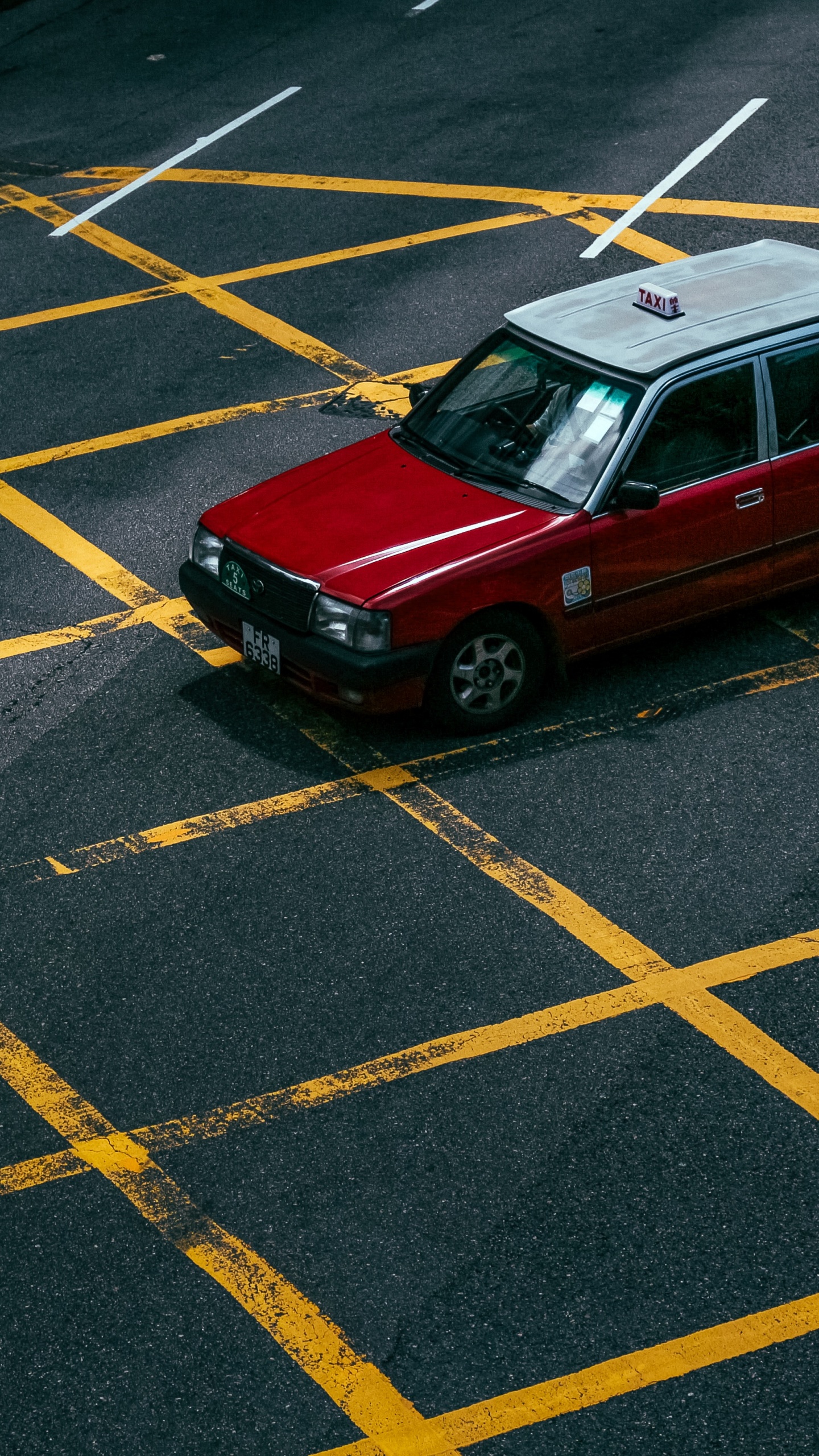 Rot-weißes Auto Unterwegs On. Wallpaper in 1440x2560 Resolution