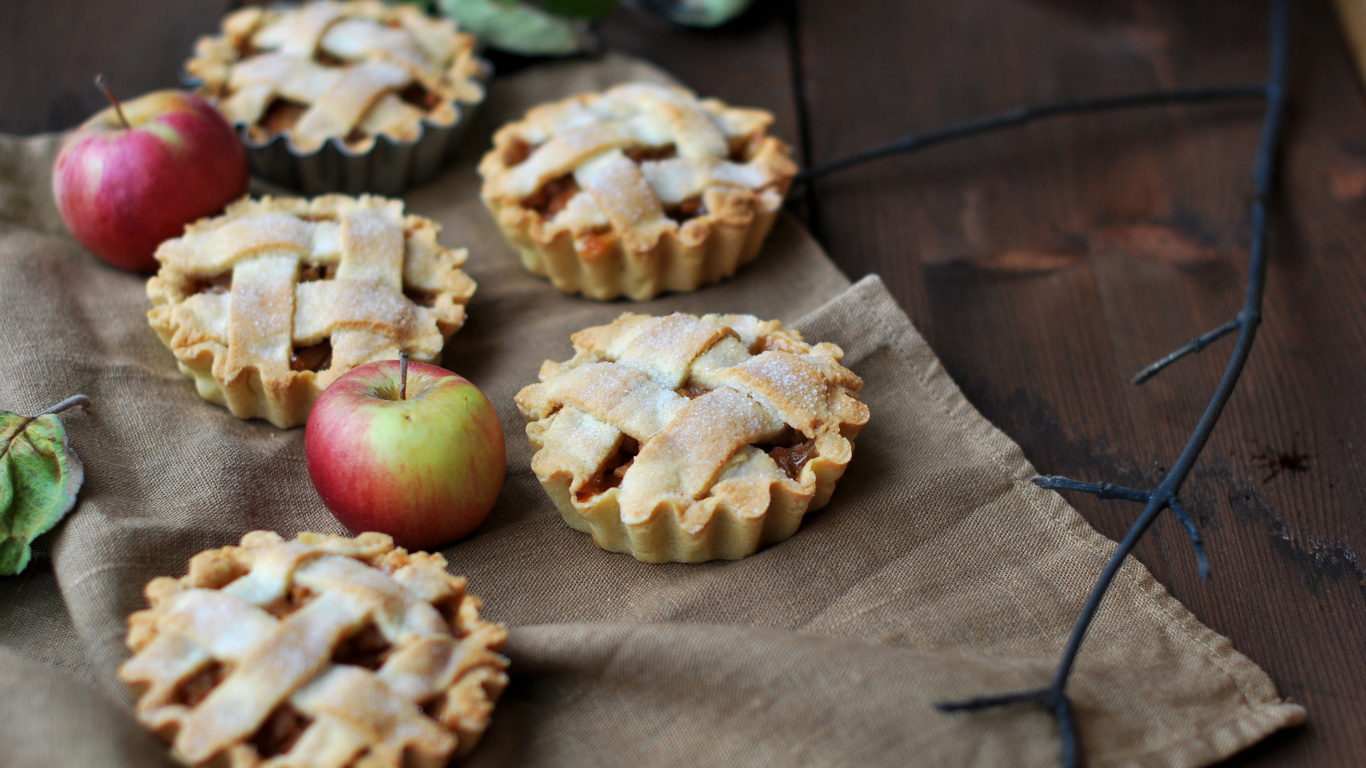 Rote Apfelfrucht Auf Braunem Holztisch. Wallpaper in 1366x768 Resolution